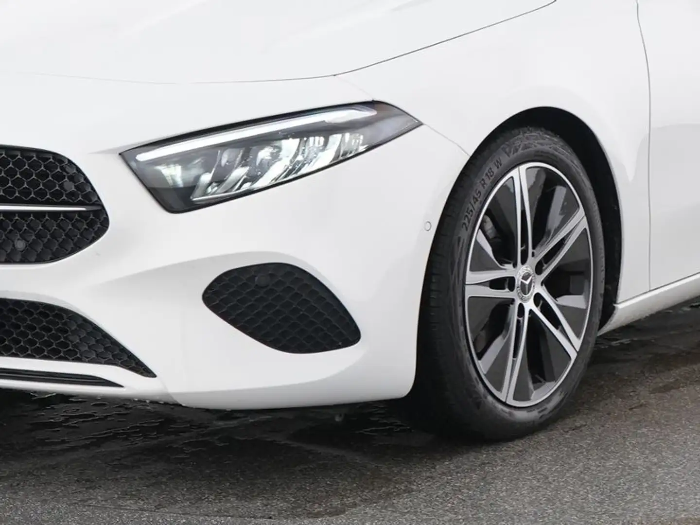 Mercedes-Benz A 220 4MATIC  Progressive, Night Paket Weiß - 2