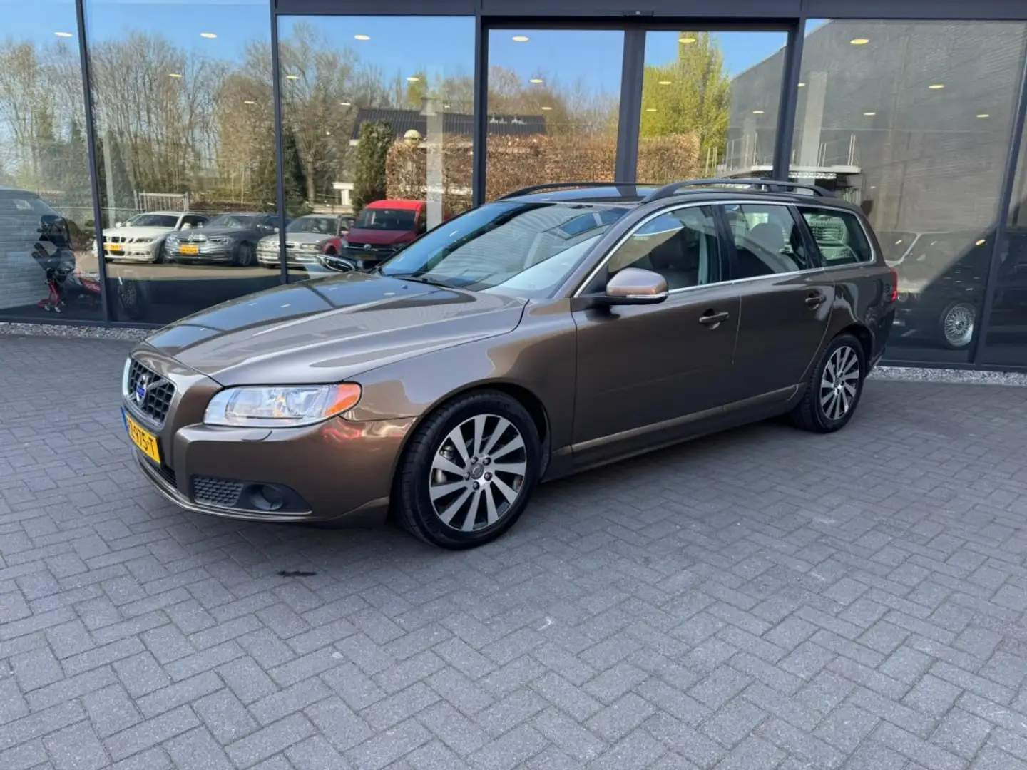 Volvo V70 1.6 D2 Summum Edition,Leer,Xenon,Navi,Clima,Cruise Marrón - 1