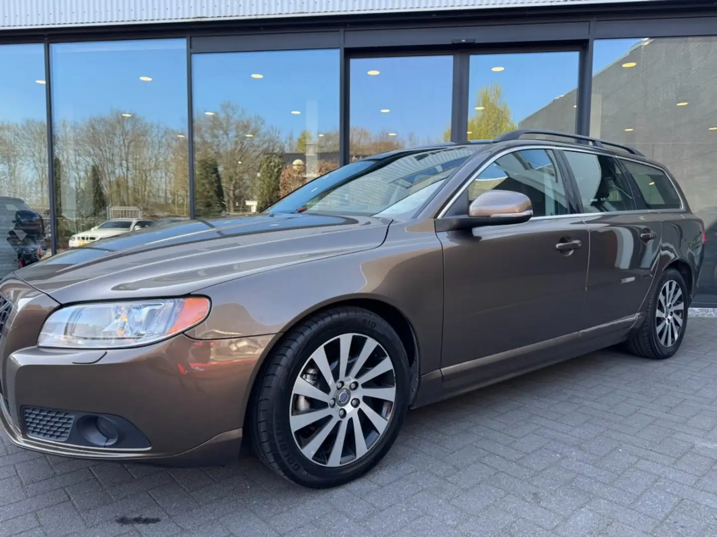 Volvo V70 1.6 D2 Summum Edition,Leer,Xenon,Navi,Clima,Cruise Marrón - 2