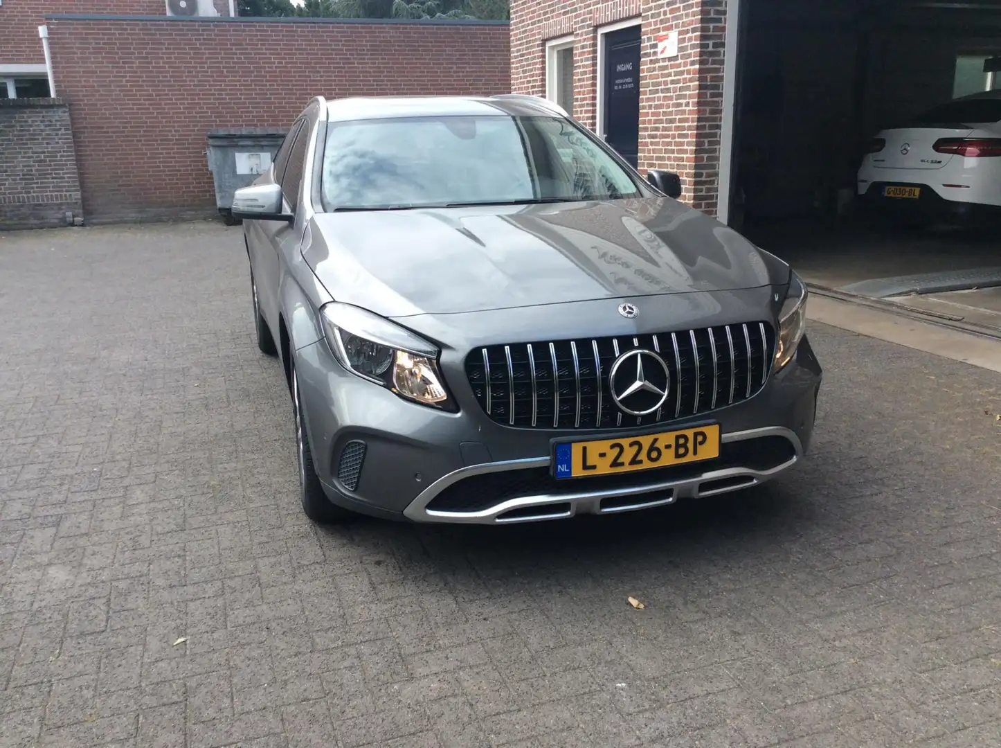 Mercedes-Benz GLA 180 Sport Edition Premium Grijs - 2