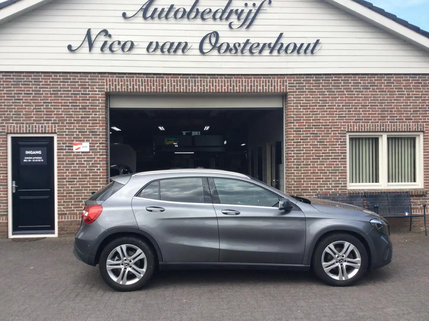 Mercedes-Benz GLA 180 Sport Edition Premium Grijs - 1
