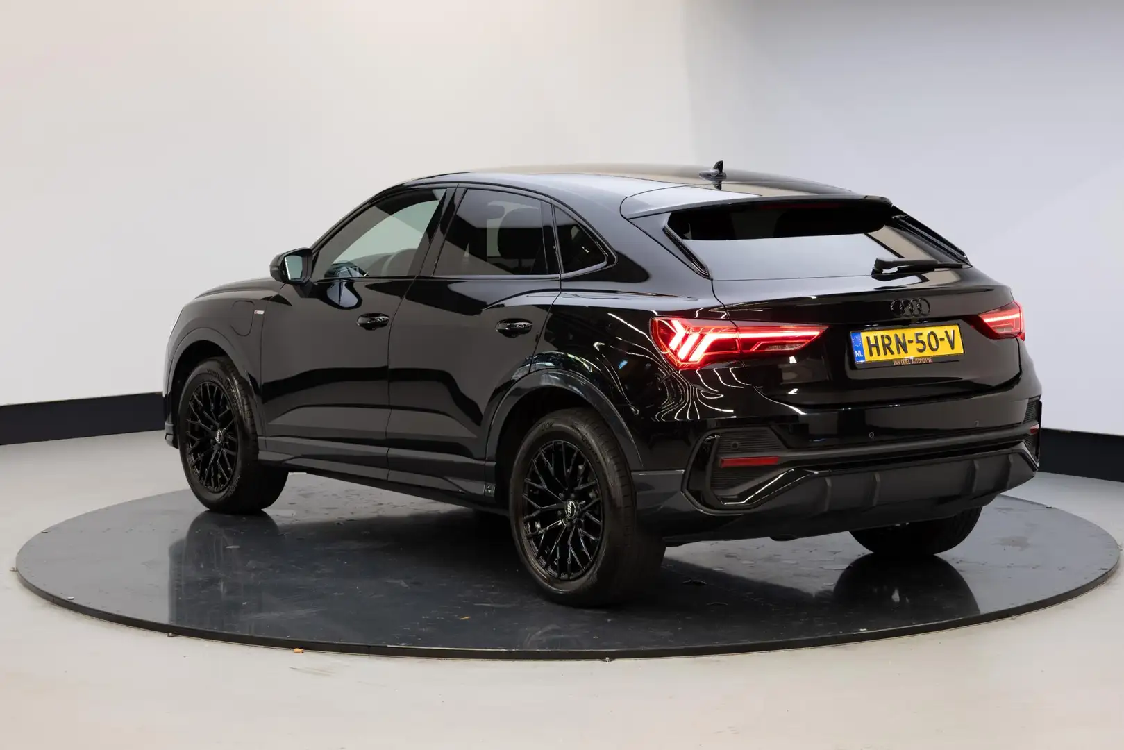 Audi Q3 Sportback 45 TFSI e S Edition | 18 Inch | Assisten Černá - 2