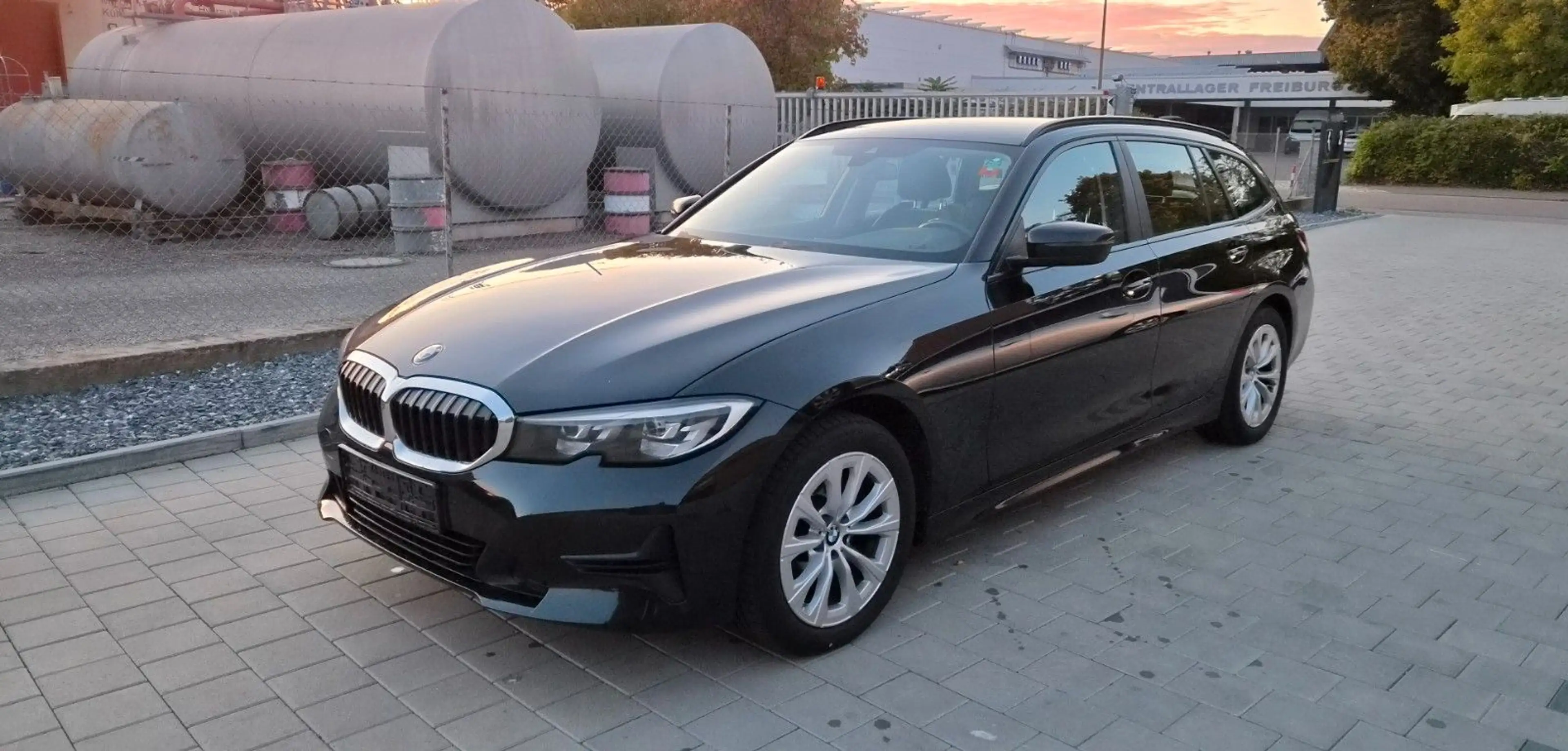 BMW 318 d Touring Advantage LED Leder AHK 1.Hand