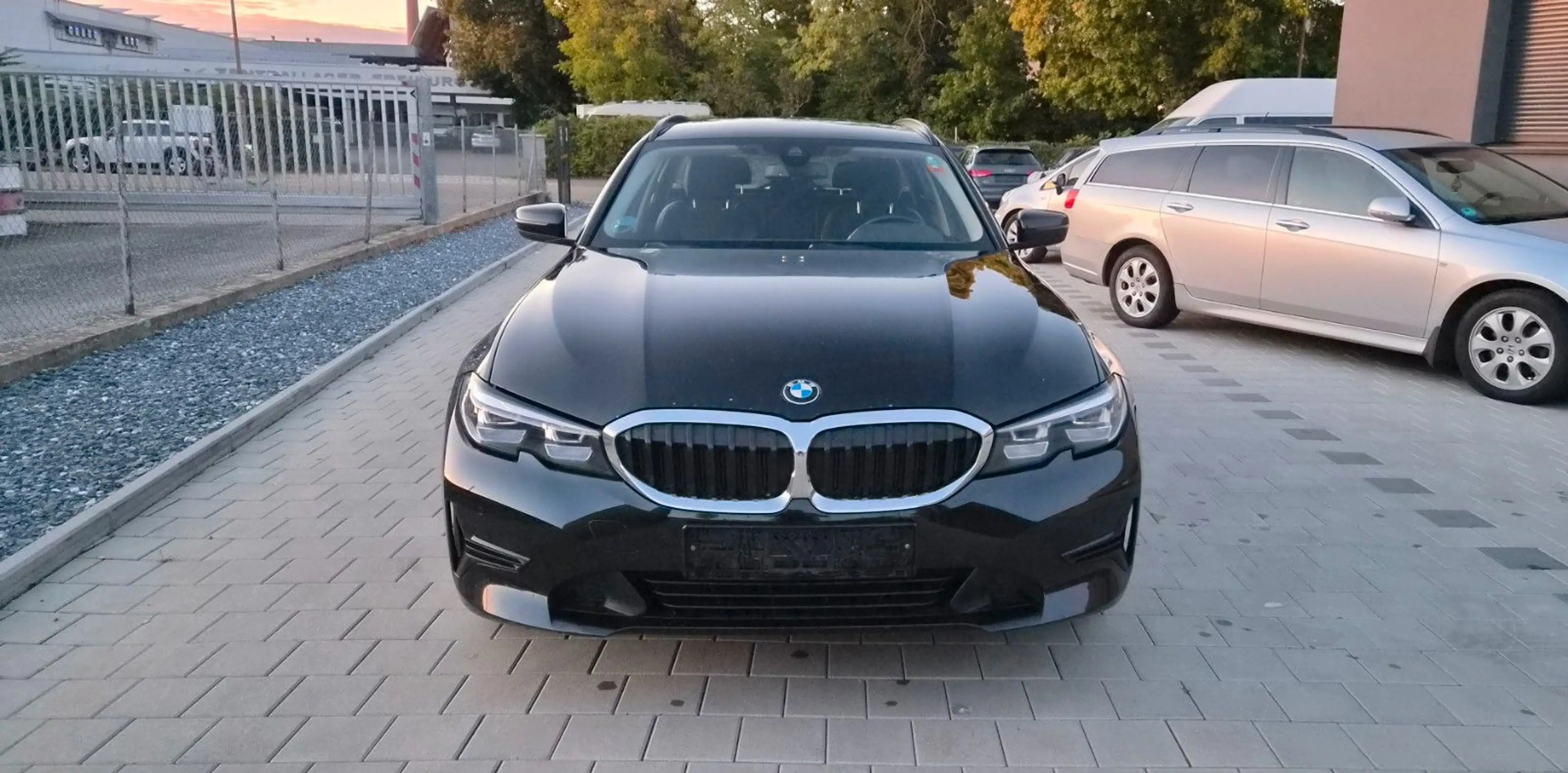 BMW 318 d Touring Advantage LED Leder AHK 1.Hand — photo 2