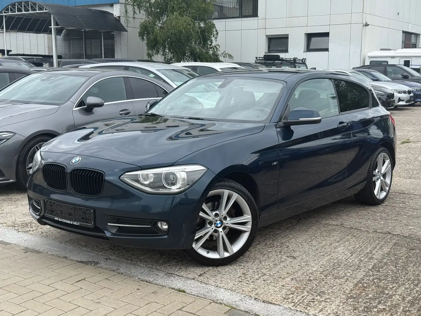 BMW 118 d Sport Line/SHZ/Navi/Klima/Bi-Xenon Blau - 1