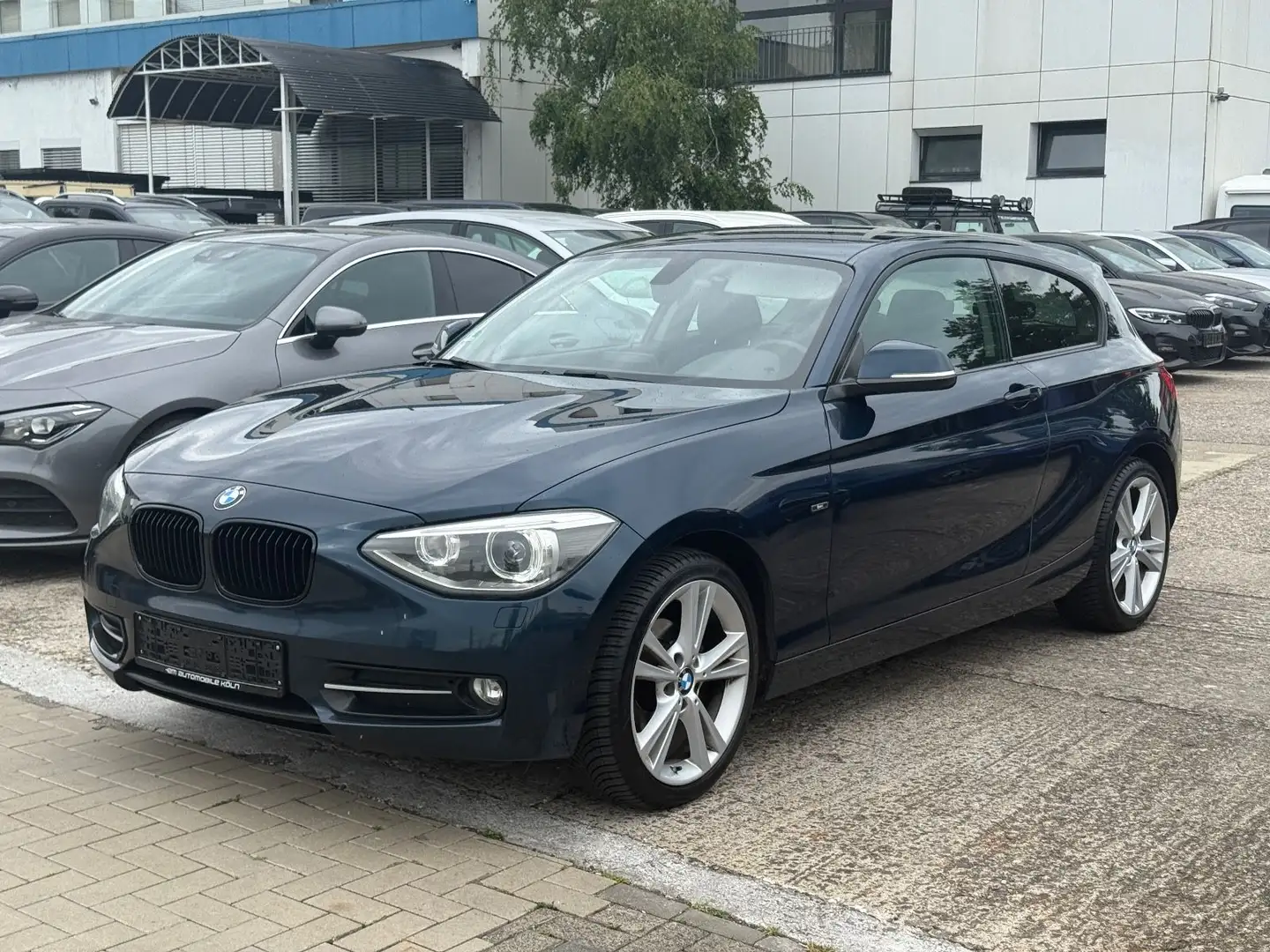 BMW 118 d Sport Line/SHZ/Navi/Klima/Bi-Xenon Blau - 2