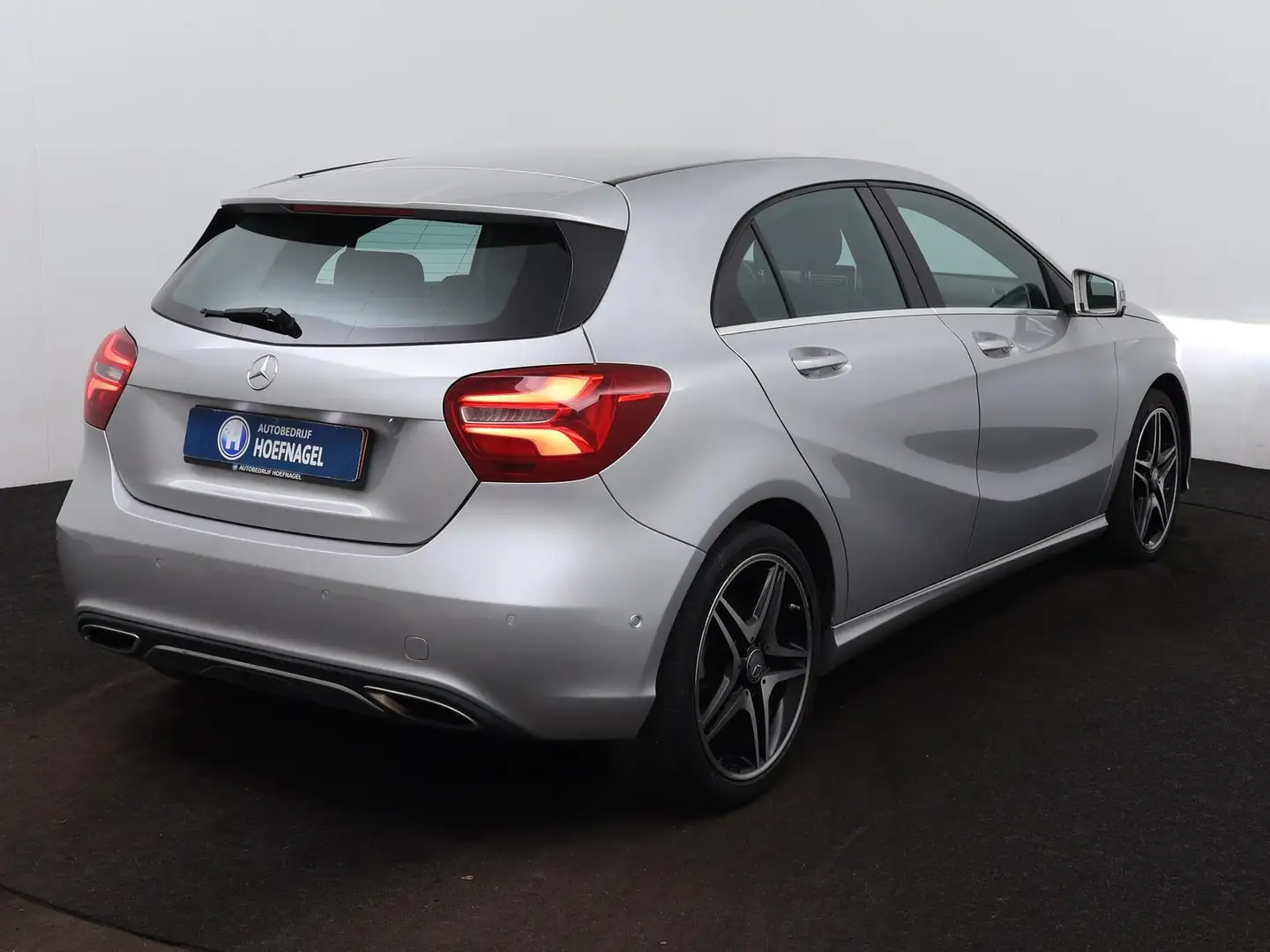 Mercedes-Benz A 200 Ambition Automaat | Navigatie | Stoelverwarming | Grijs - 2