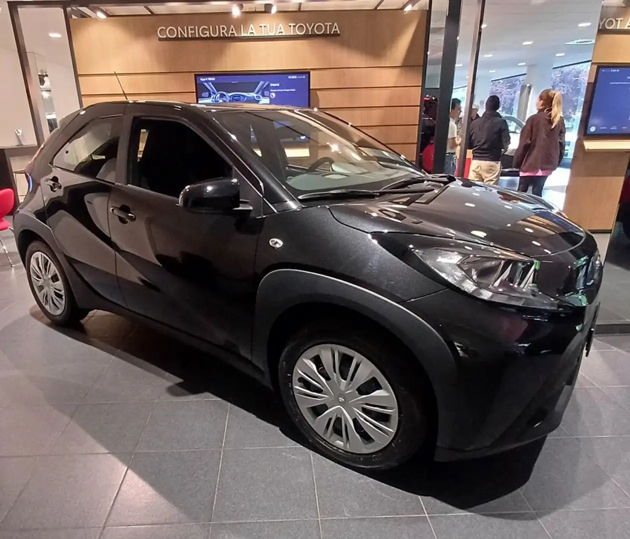 Toyota Aygo X 1.0 VVT-i 72 CV 5 porte Active S-CVT Noir - 1