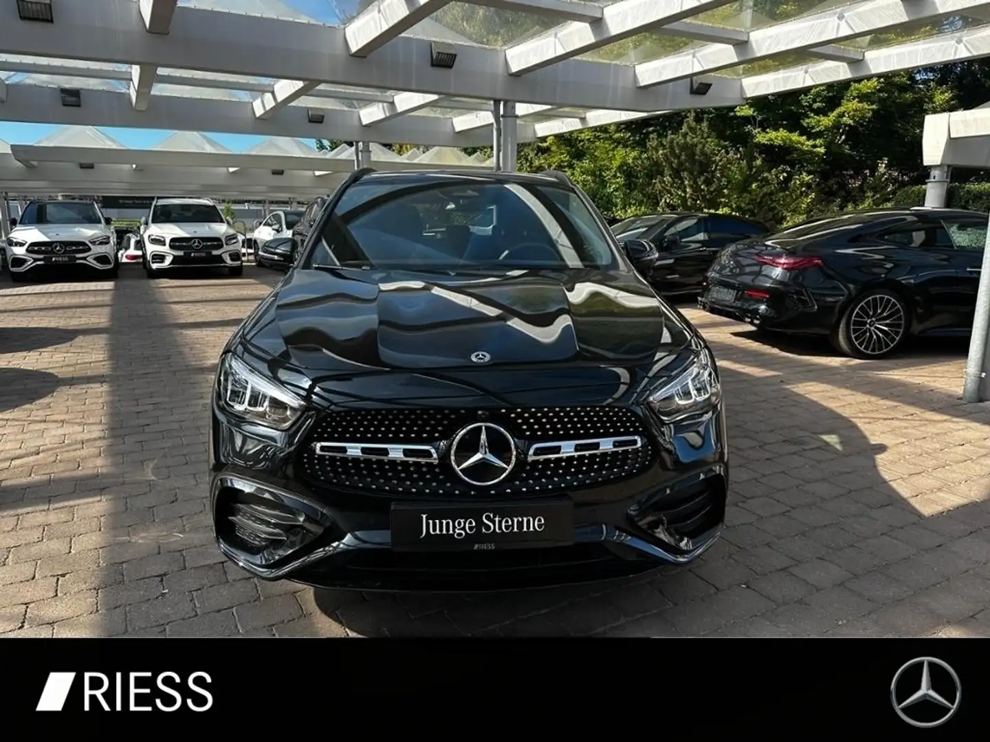 Mercedes-Benz GLA 200 d 4M AMG Sport Night Distr LED Pano AHK 360 Schwarz - 2