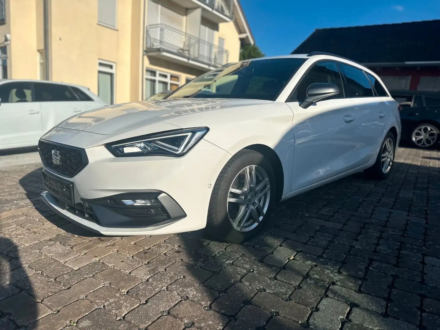 SEAT Leon Sportstourer FR RFK SHZ TOT SPUR A.TEMP NAV Weiß - 1