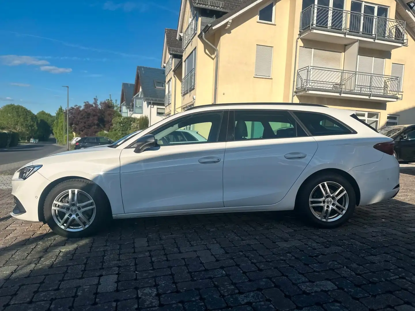 SEAT Leon Sportstourer FR RFK SHZ TOT SPUR A.TEMP NAV Weiß - 2