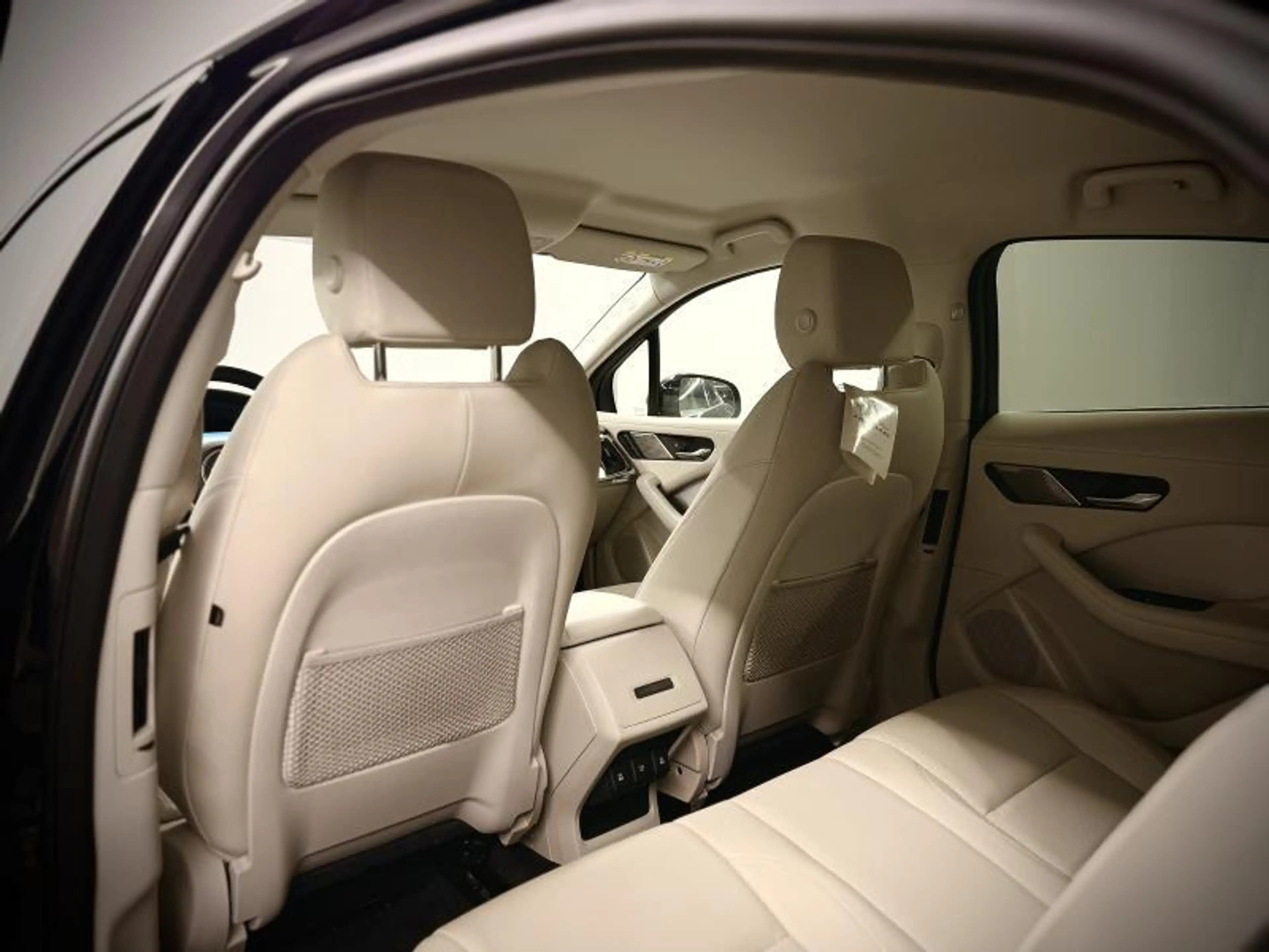 Jaguar I-Pace EV400 — photo 27