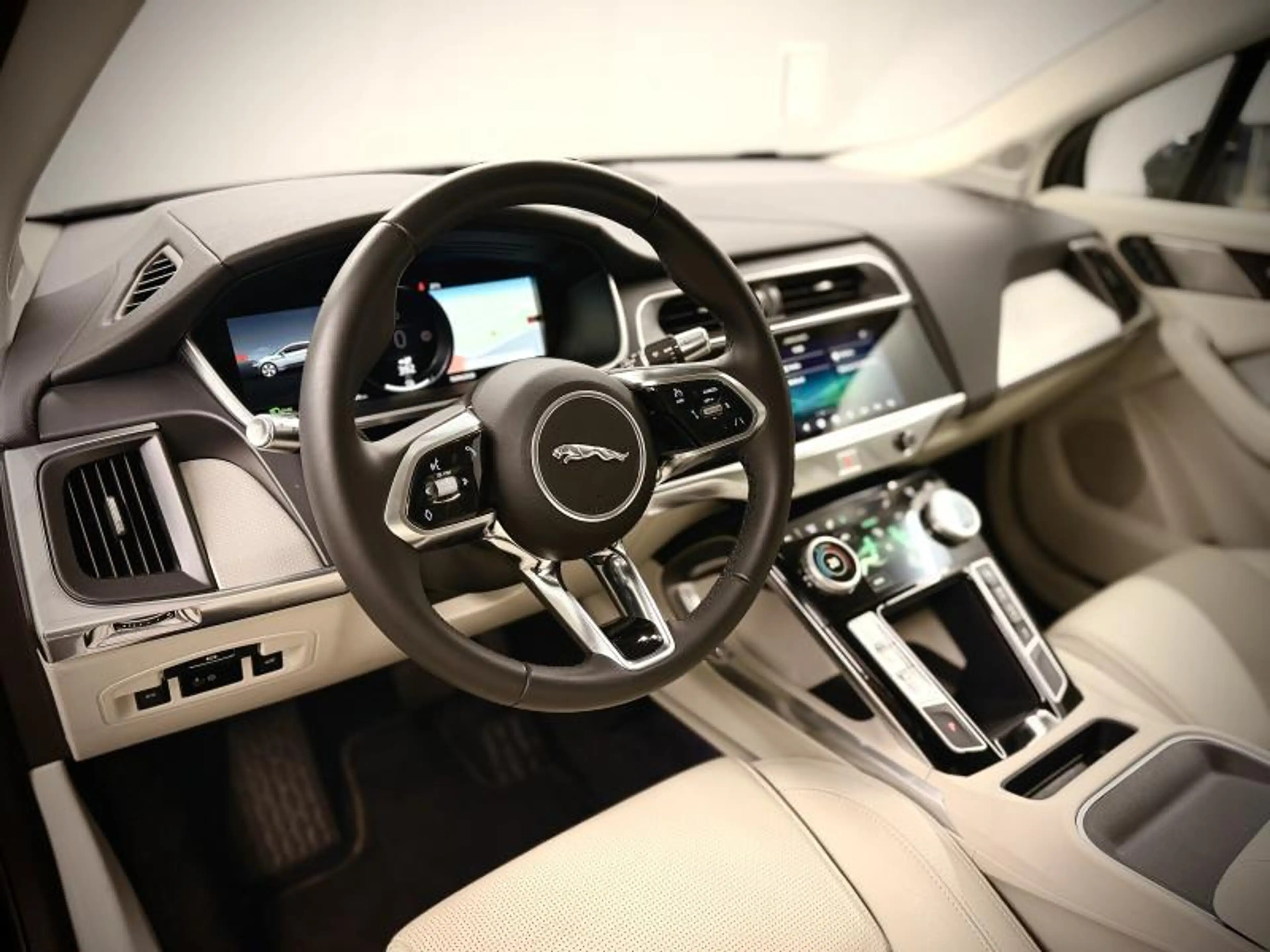 Jaguar I-Pace EV400 — photo 15