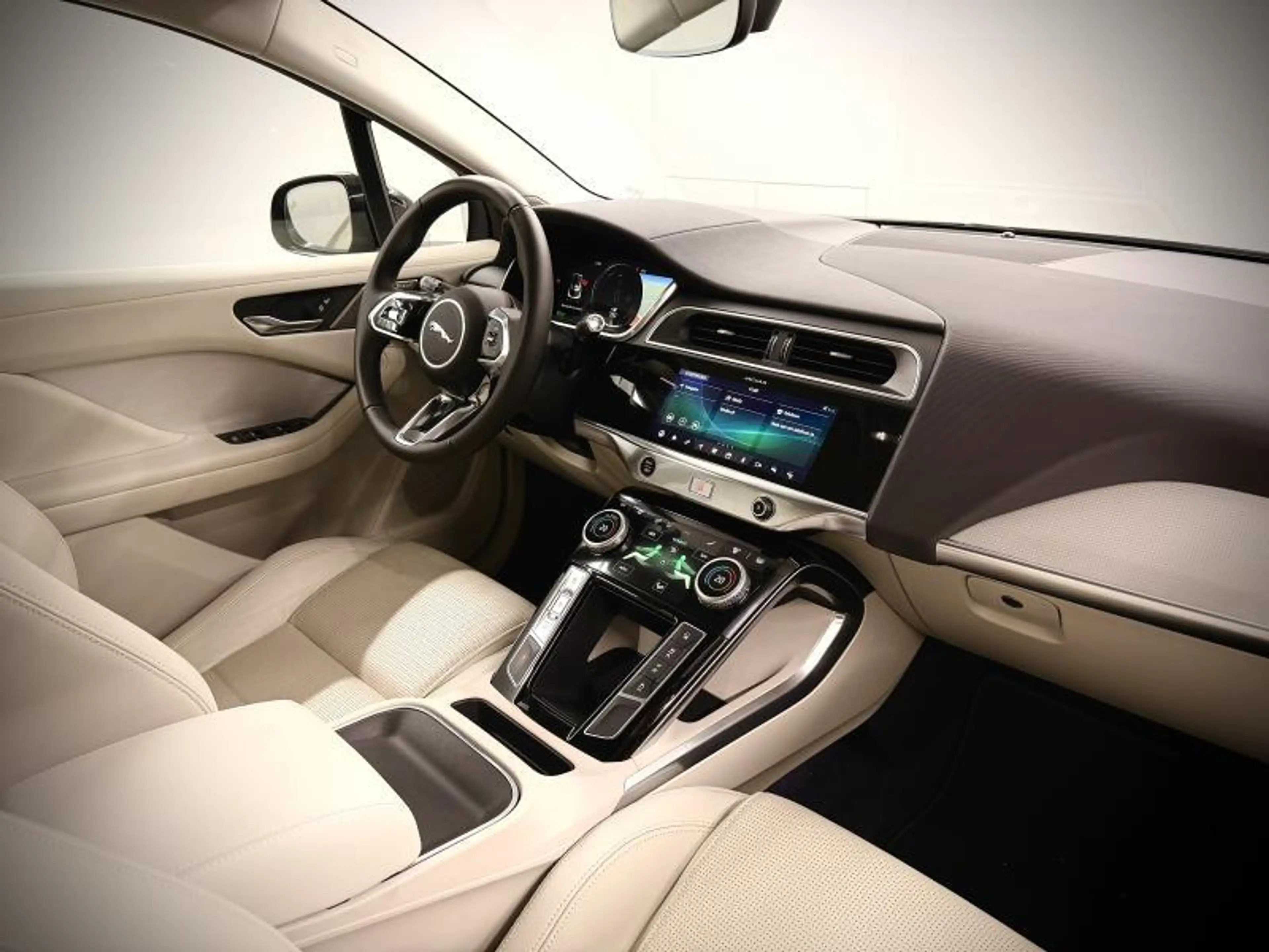 Jaguar I-Pace EV400 — photo 24