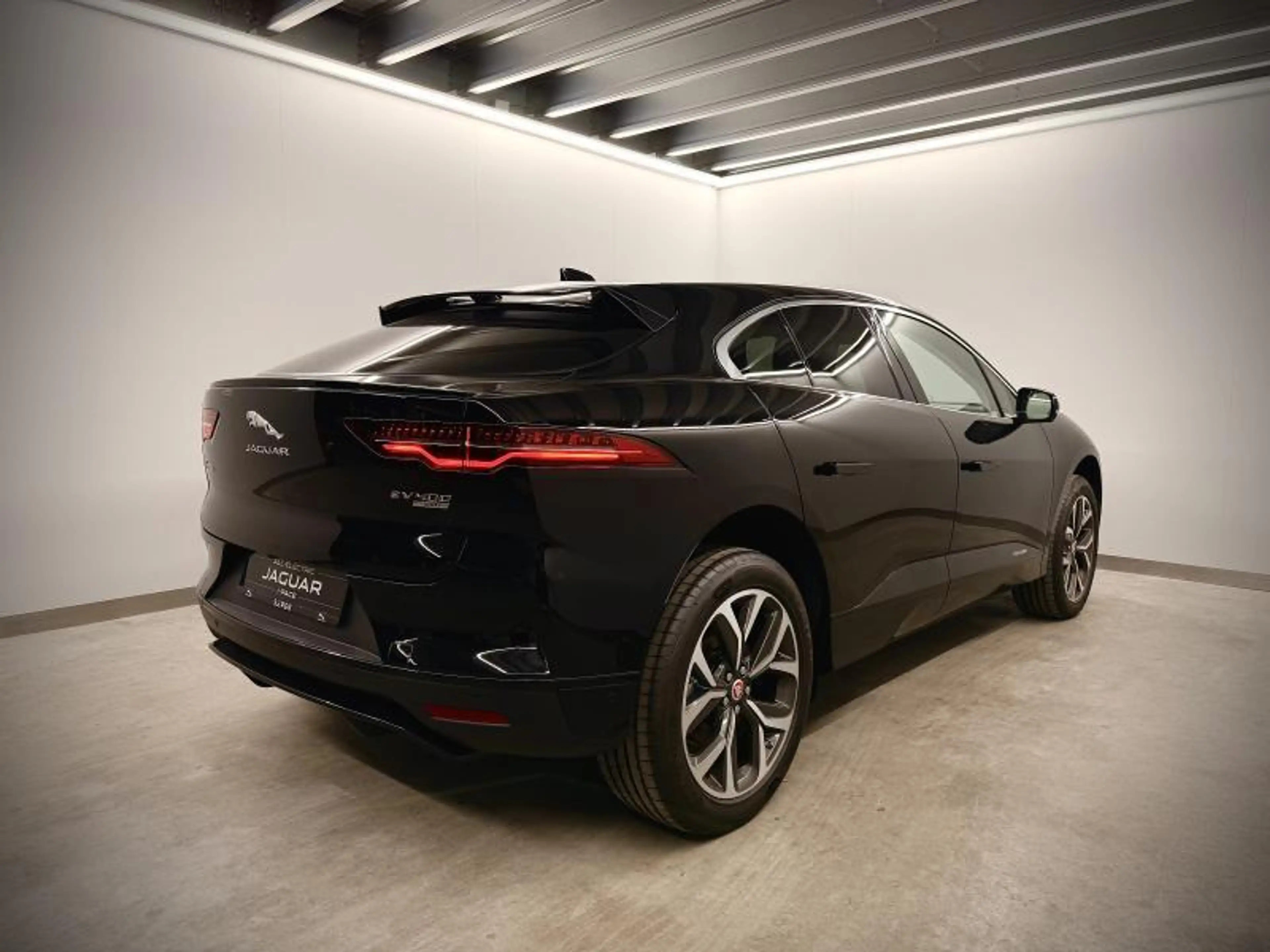 Jaguar I-Pace EV400 — photo 4