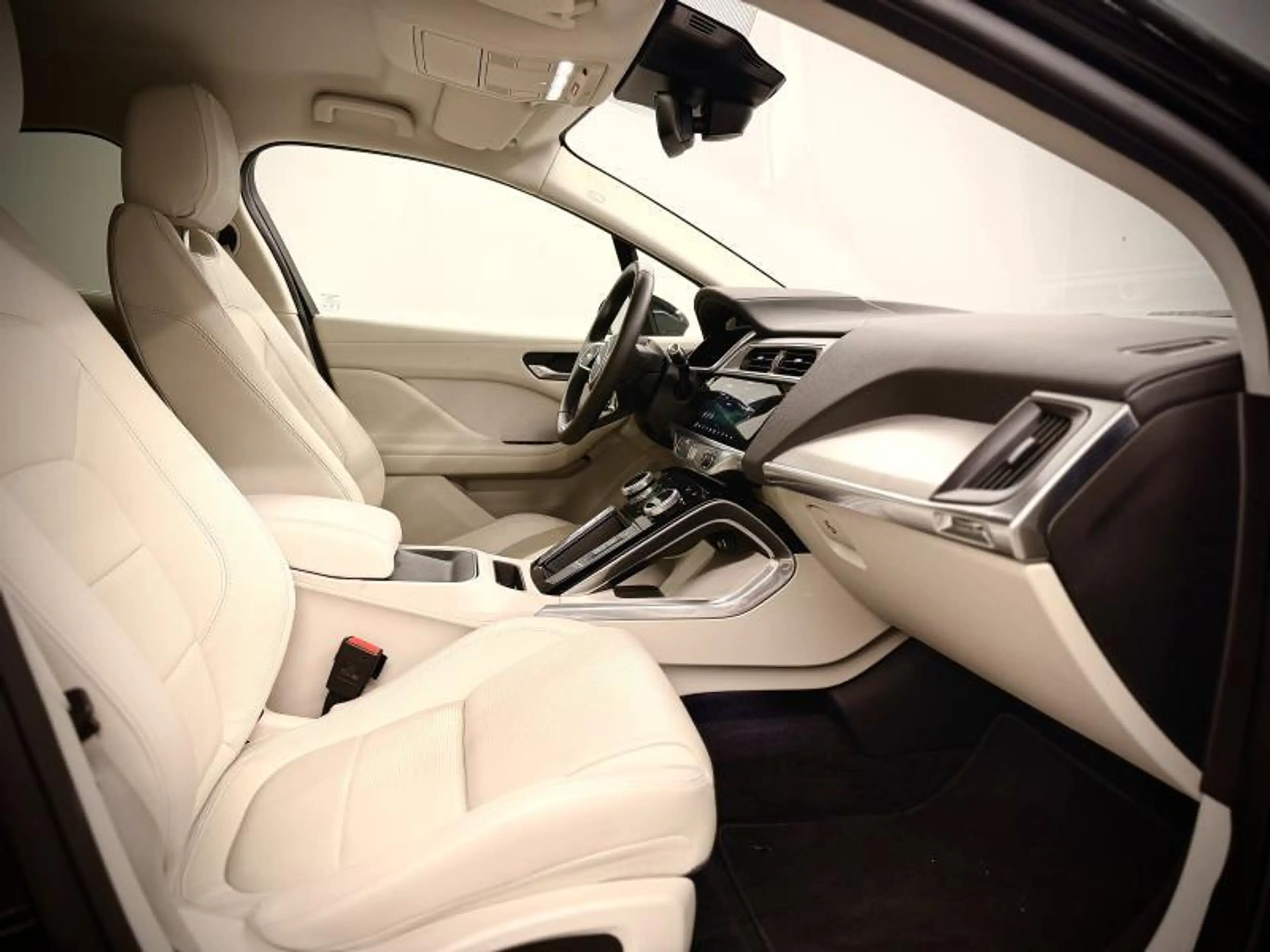 Jaguar I-Pace EV400 — photo 22