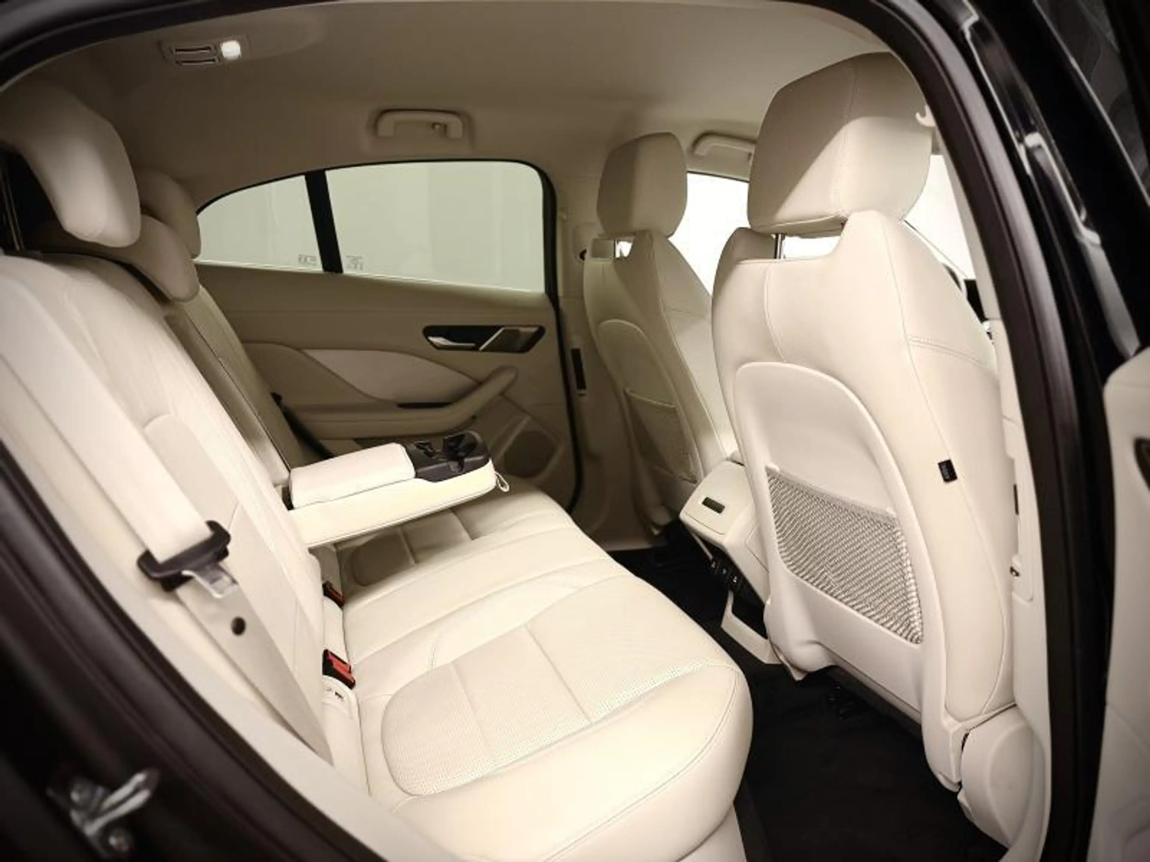 Jaguar I-Pace EV400 — photo 28