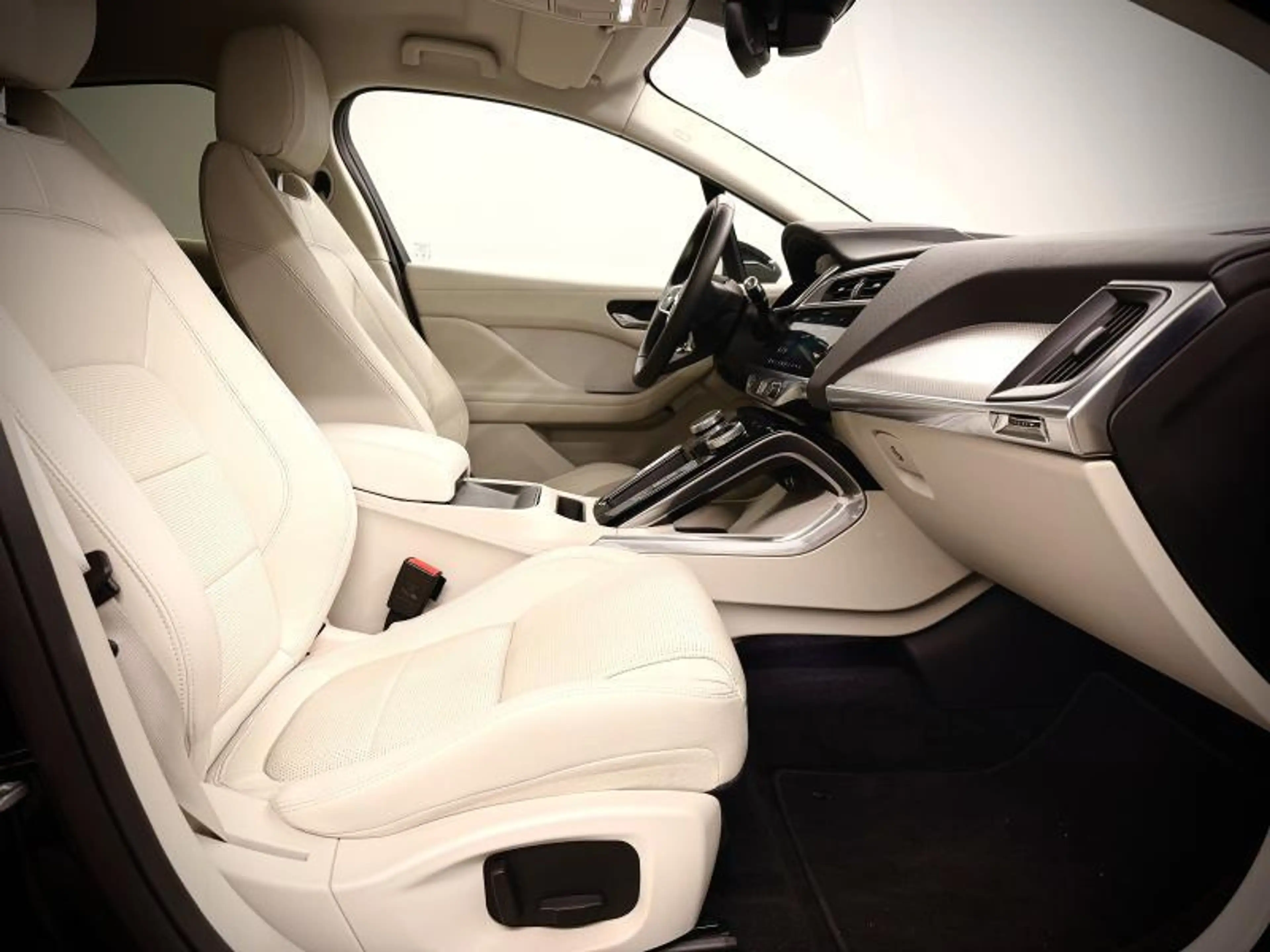 Jaguar I-Pace EV400 — photo 23