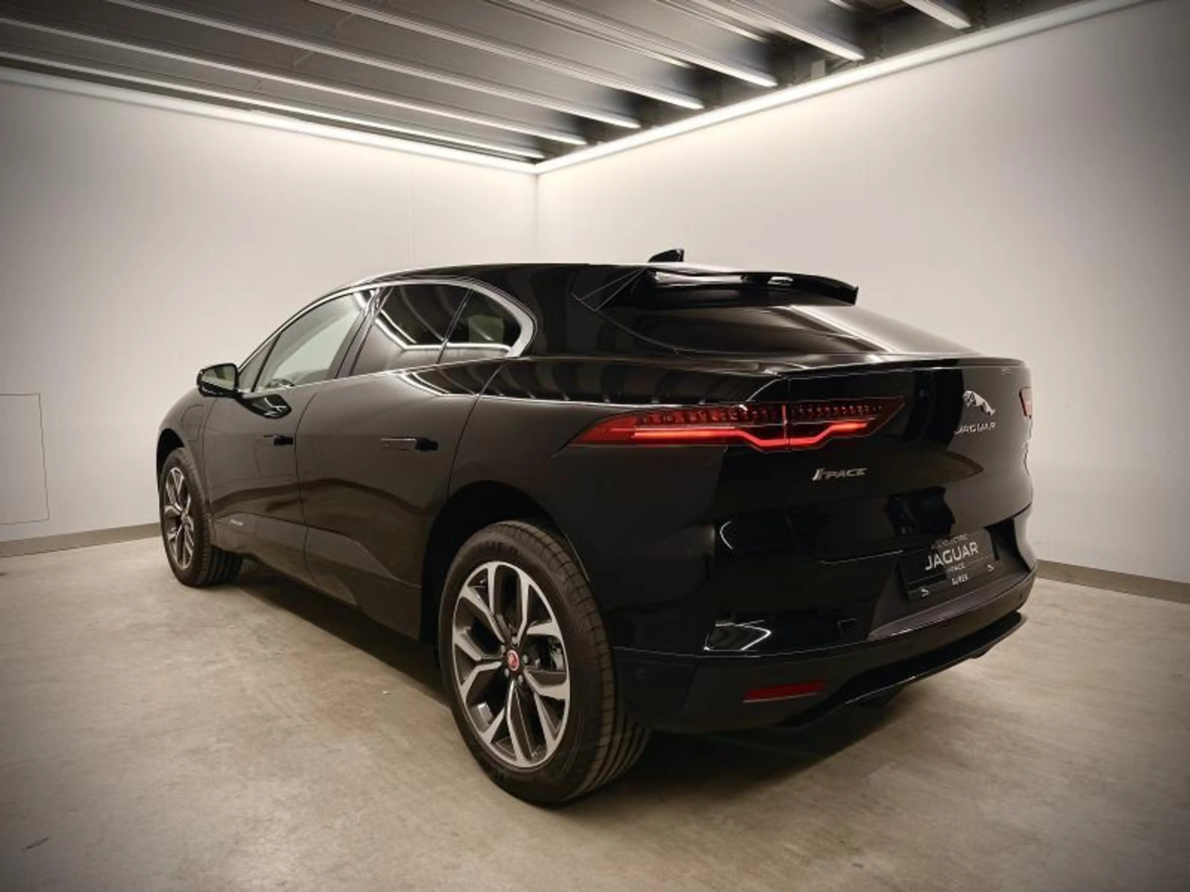 Jaguar I-Pace EV400 — photo 6