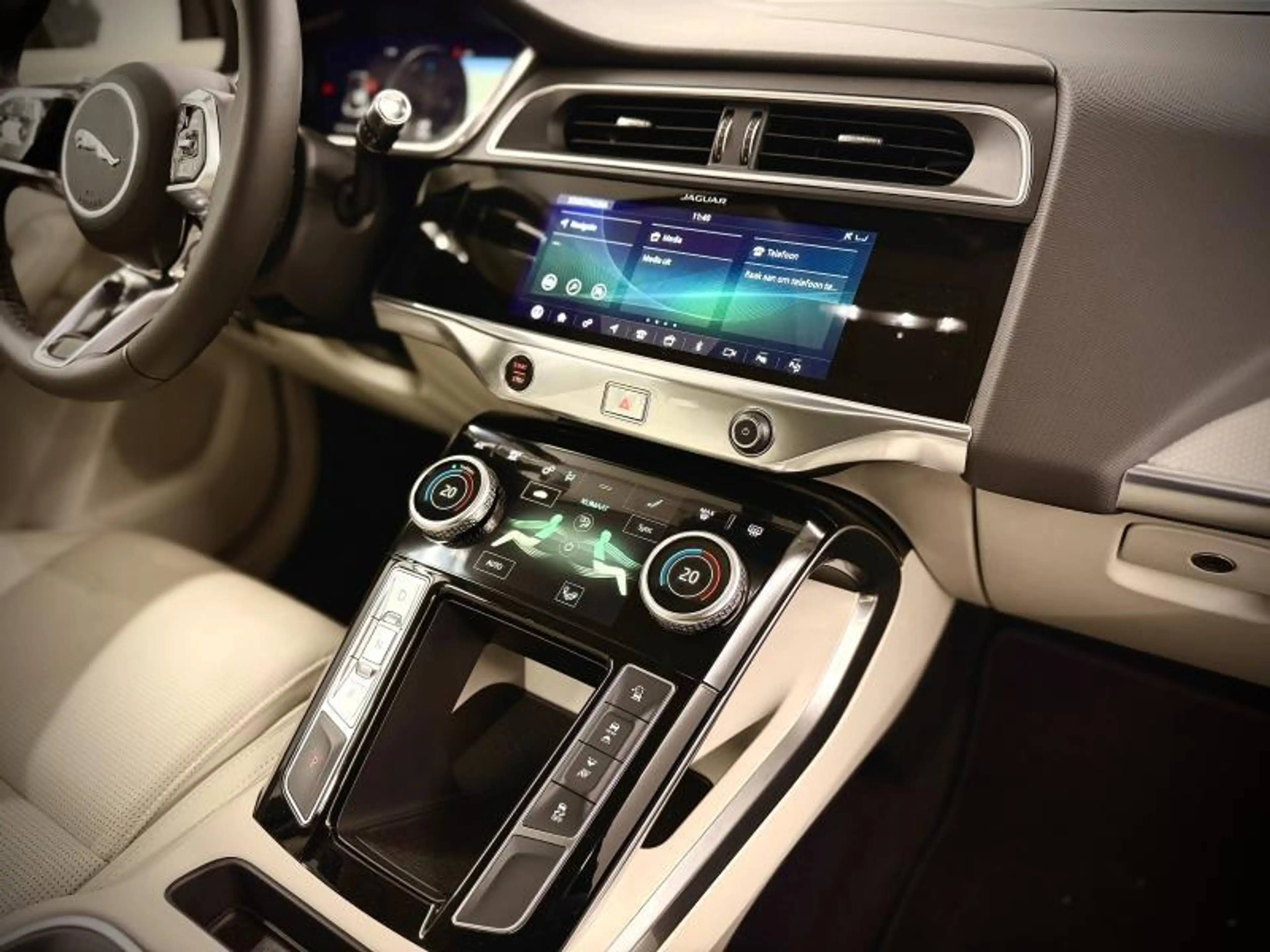 Jaguar I-Pace EV400 — photo 26