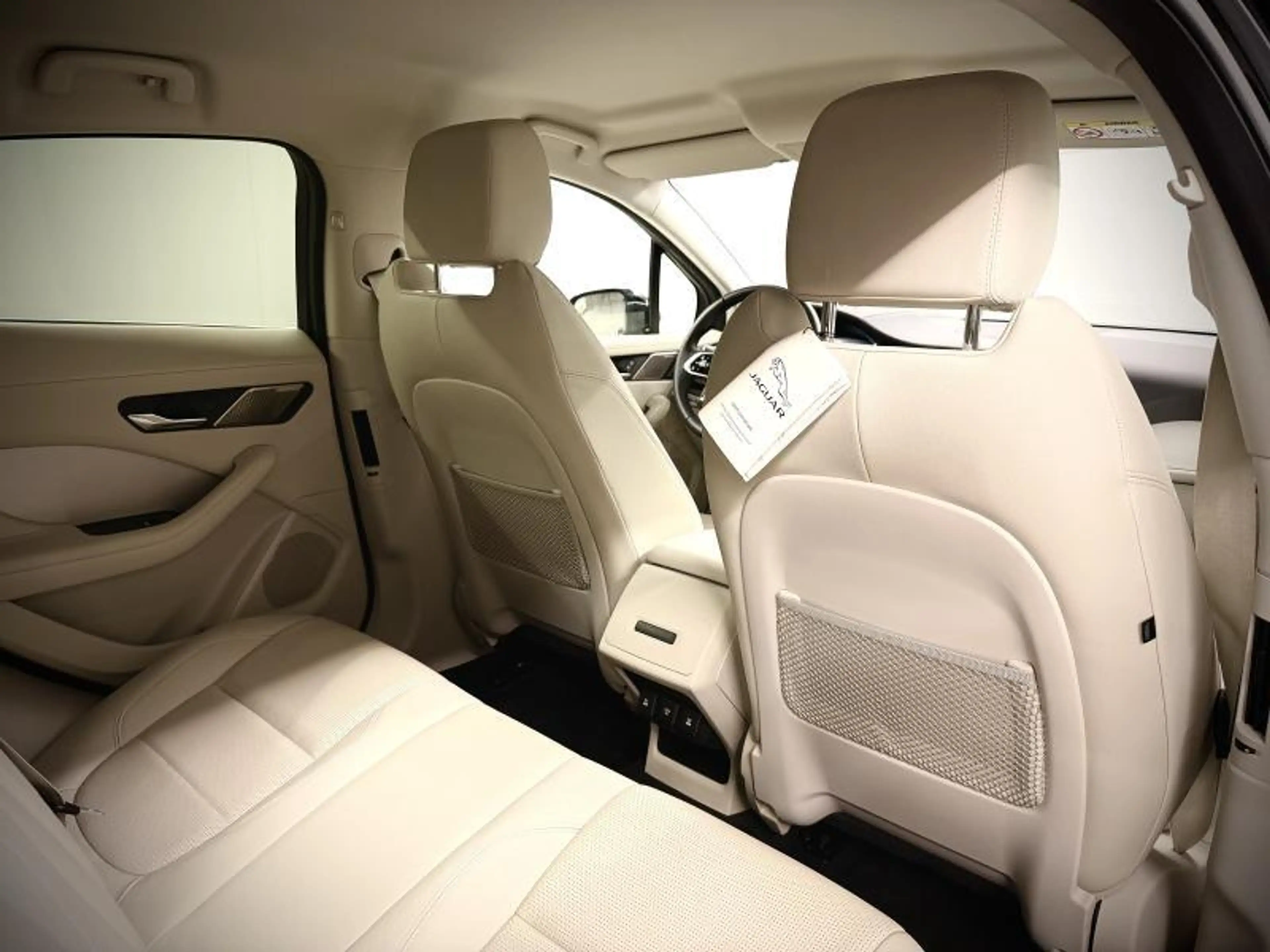Jaguar I-Pace EV400 — photo 29