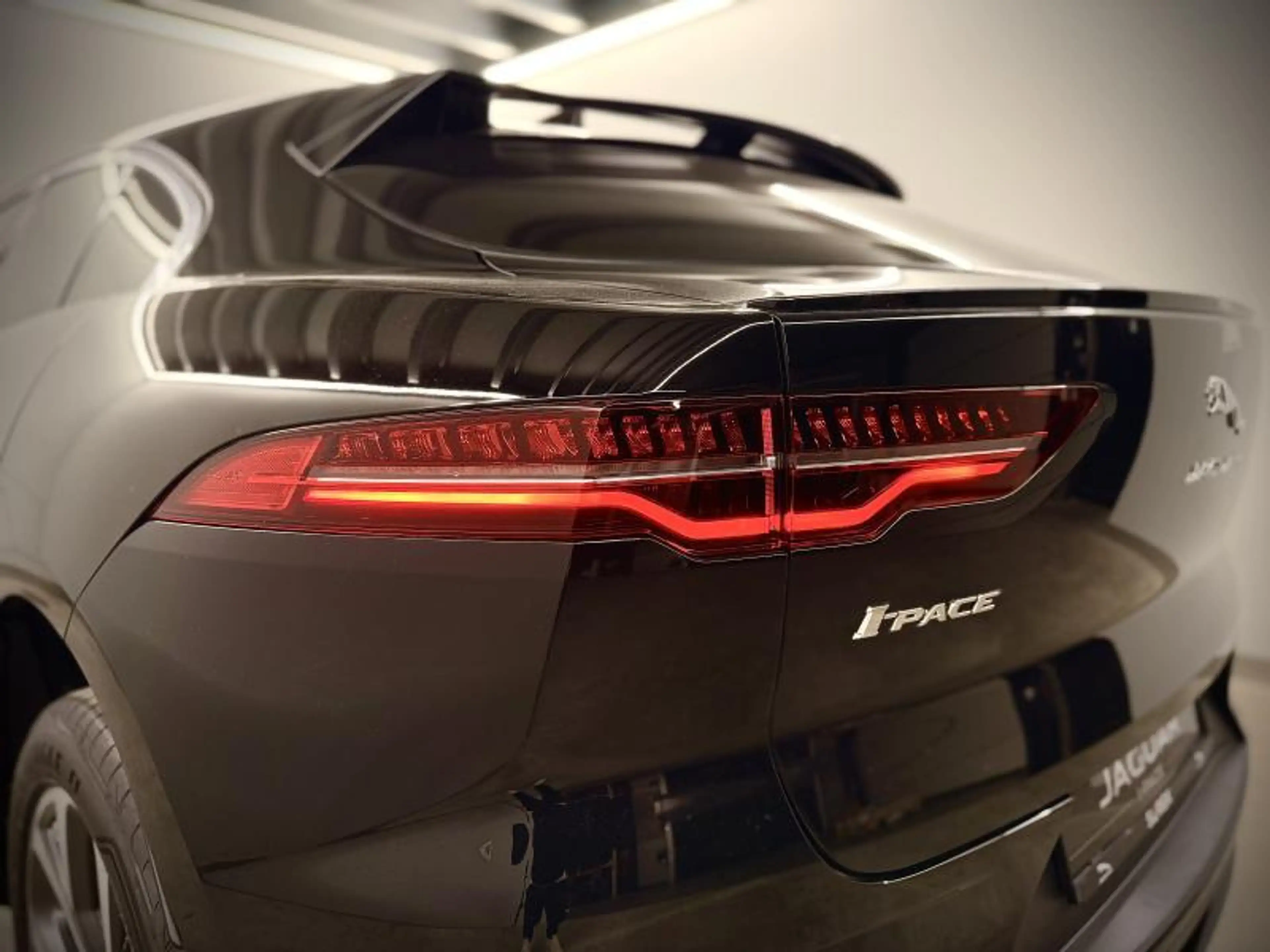 Jaguar I-Pace EV400 — photo 7