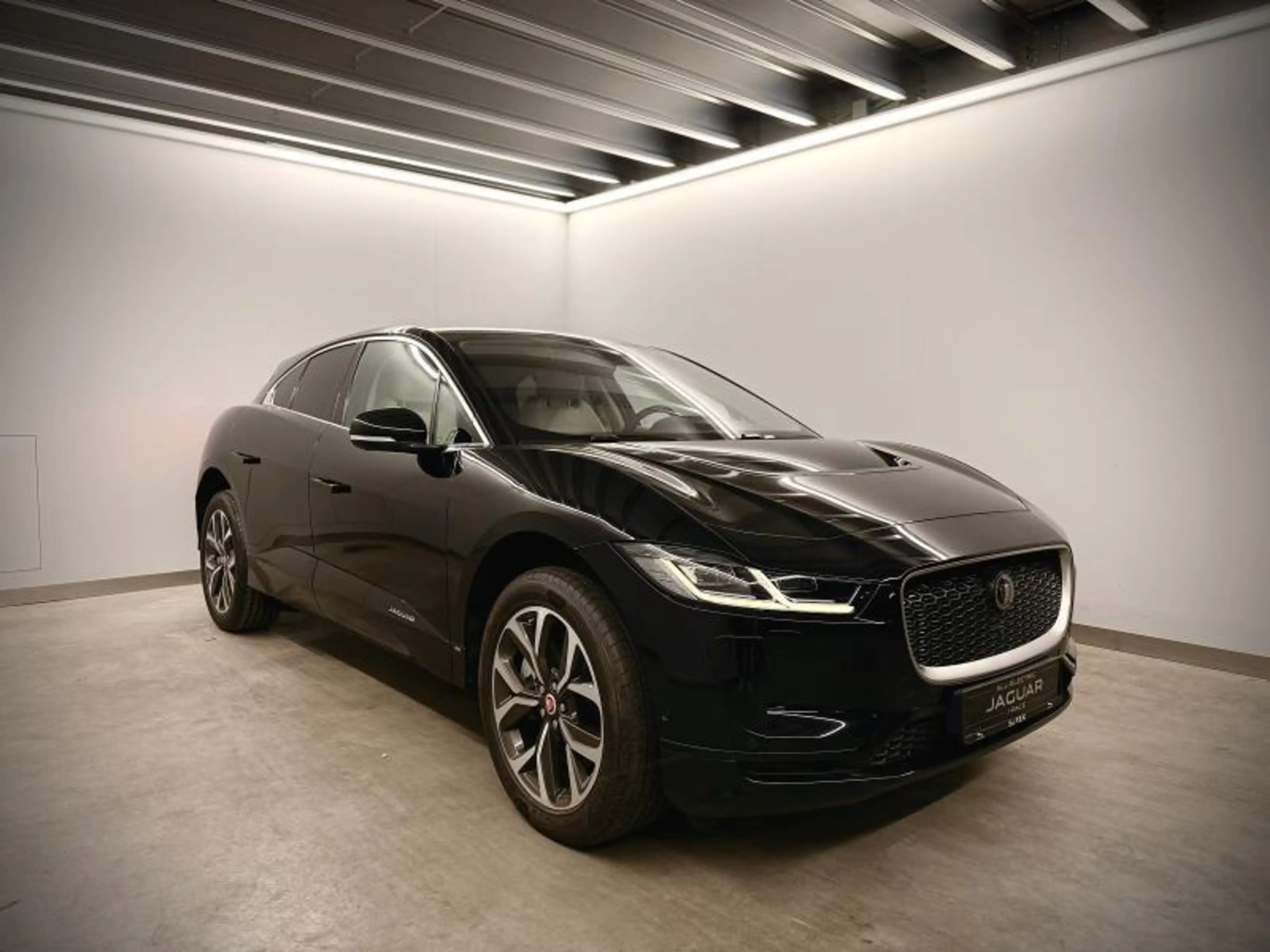 Jaguar I-Pace EV400 — photo 3