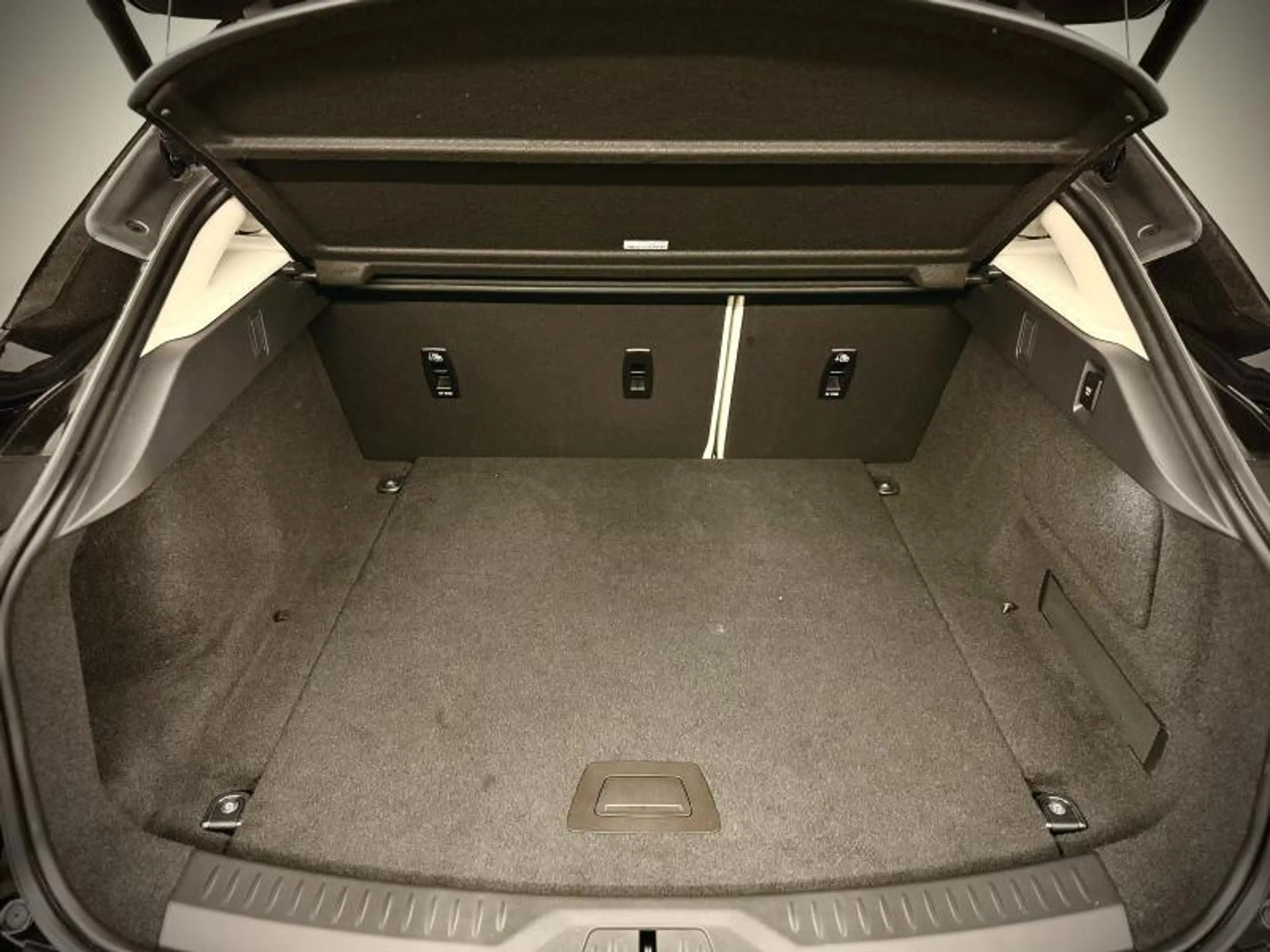 Jaguar I-Pace EV400 — photo 31