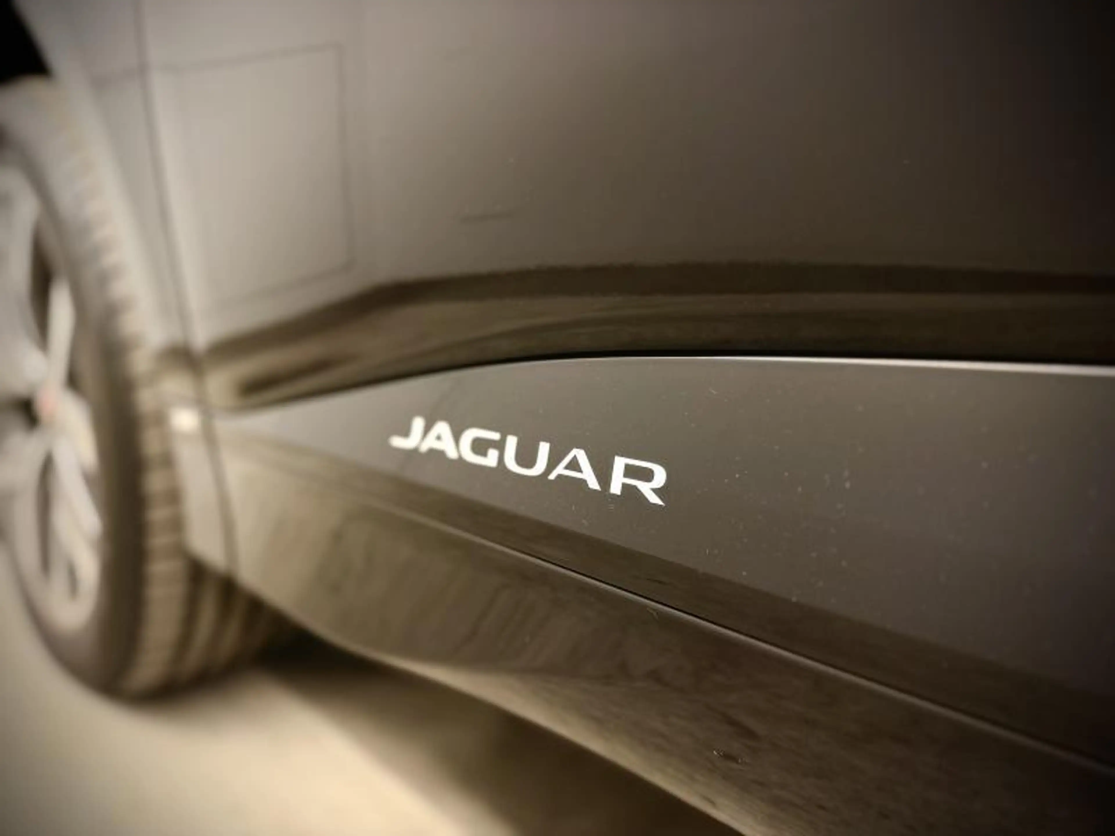Jaguar I-Pace EV400 — photo 11