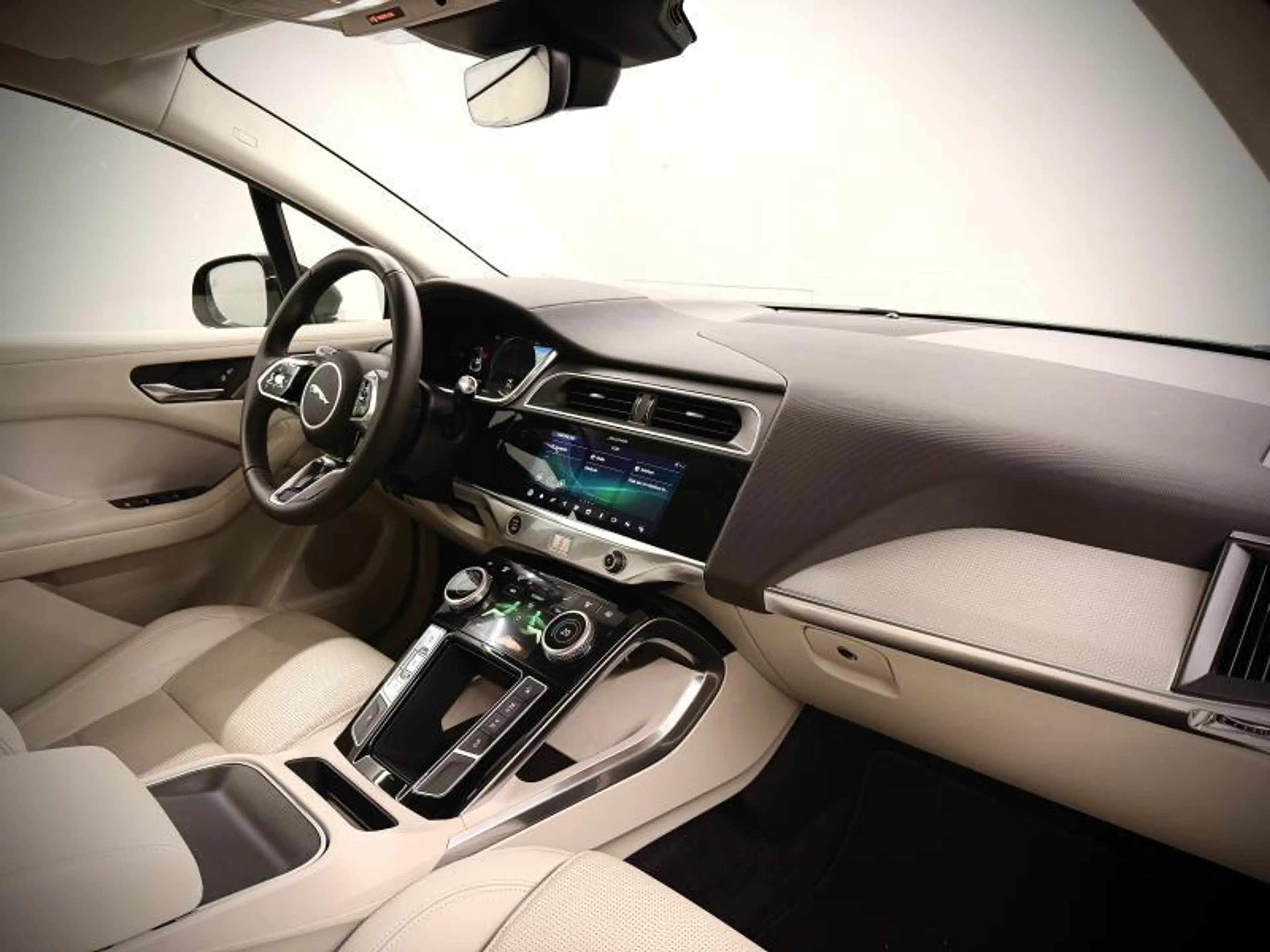 Jaguar I-Pace EV400 — photo 25