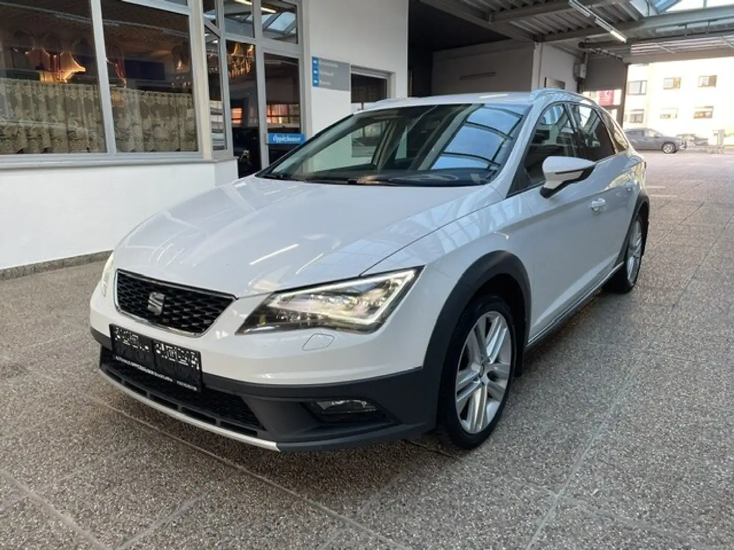 SEAT Leon ST X-Perience 2,0 TDI CR 4Drive Weiß - 1