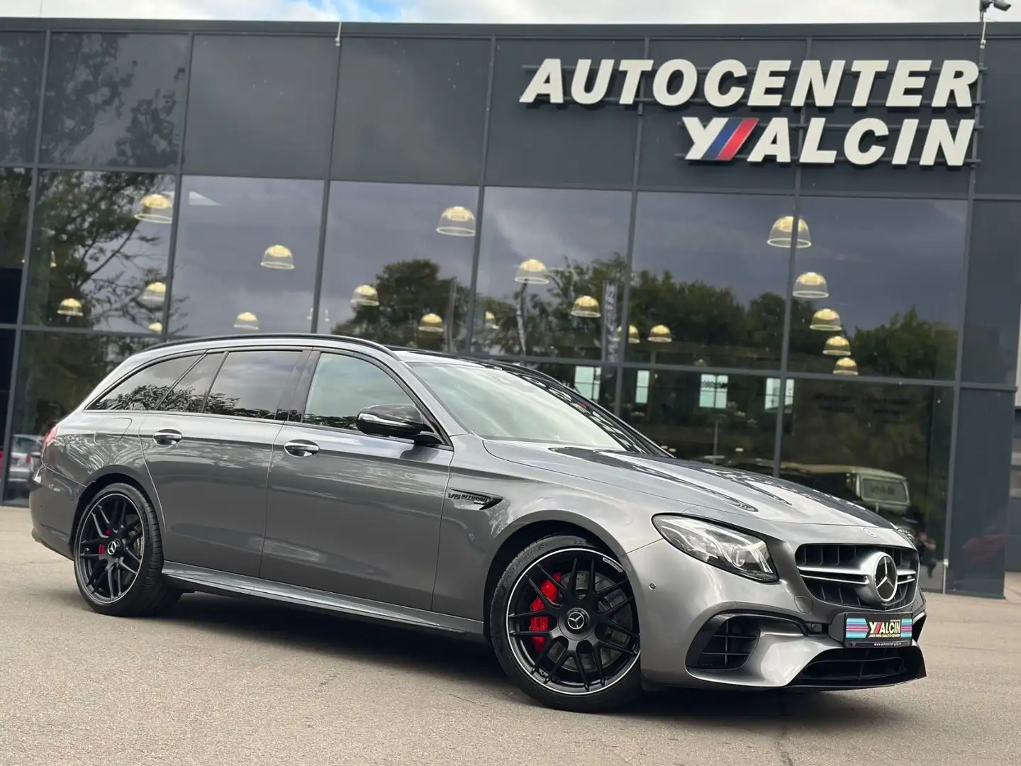 Mercedes-Benz E 63 AMG S 4MATIC+ T Aut. 2.H/BURM/PANO/ACC/NIGH Grau - 1