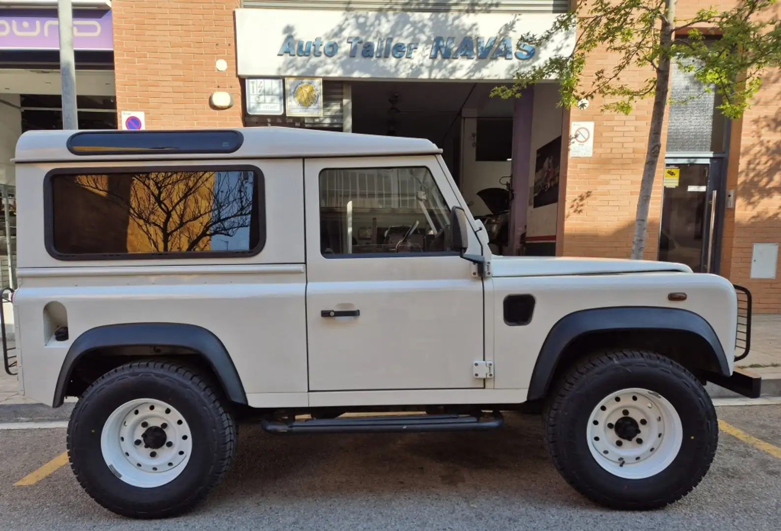 Land Rover Defender 90 2.5Td5 SW E Beige - 1