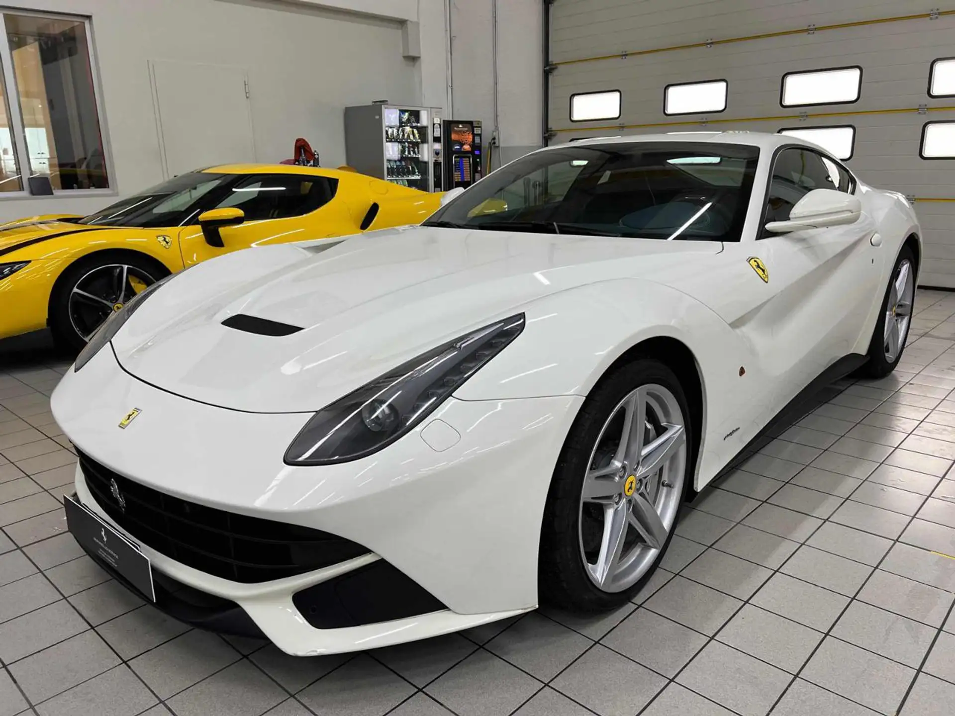 페라리 F12 베를리네타 2013 흰색 사진 1