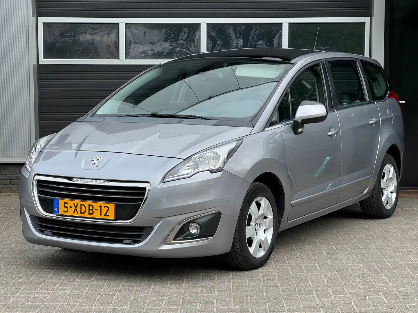 Peugeot 5008 1.6 THP Active 7p. Pano, Navi, Cruise, Climate Con Grey - 1