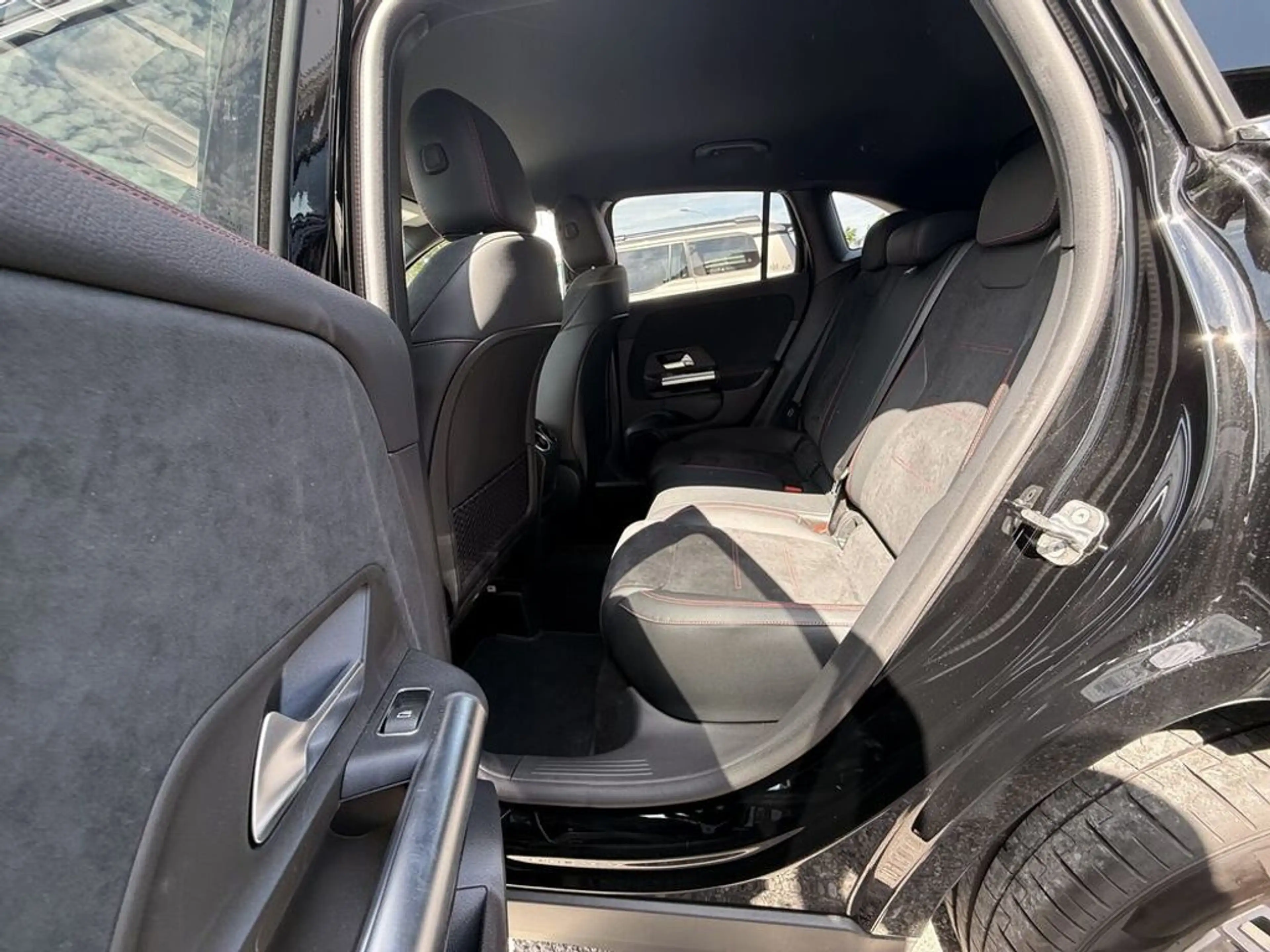 Mercedes-Benz GLA 200 d 4Matic Allrad Diesel (H247) — photo 9