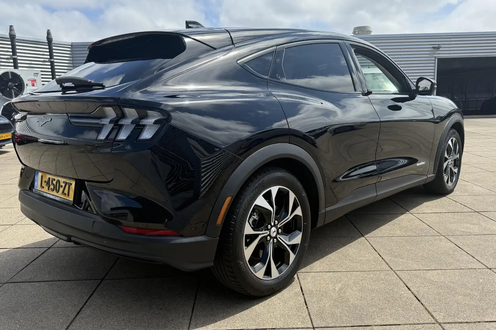 Ford Mustang Mach-E RWD 75 kWh Zwart - 2