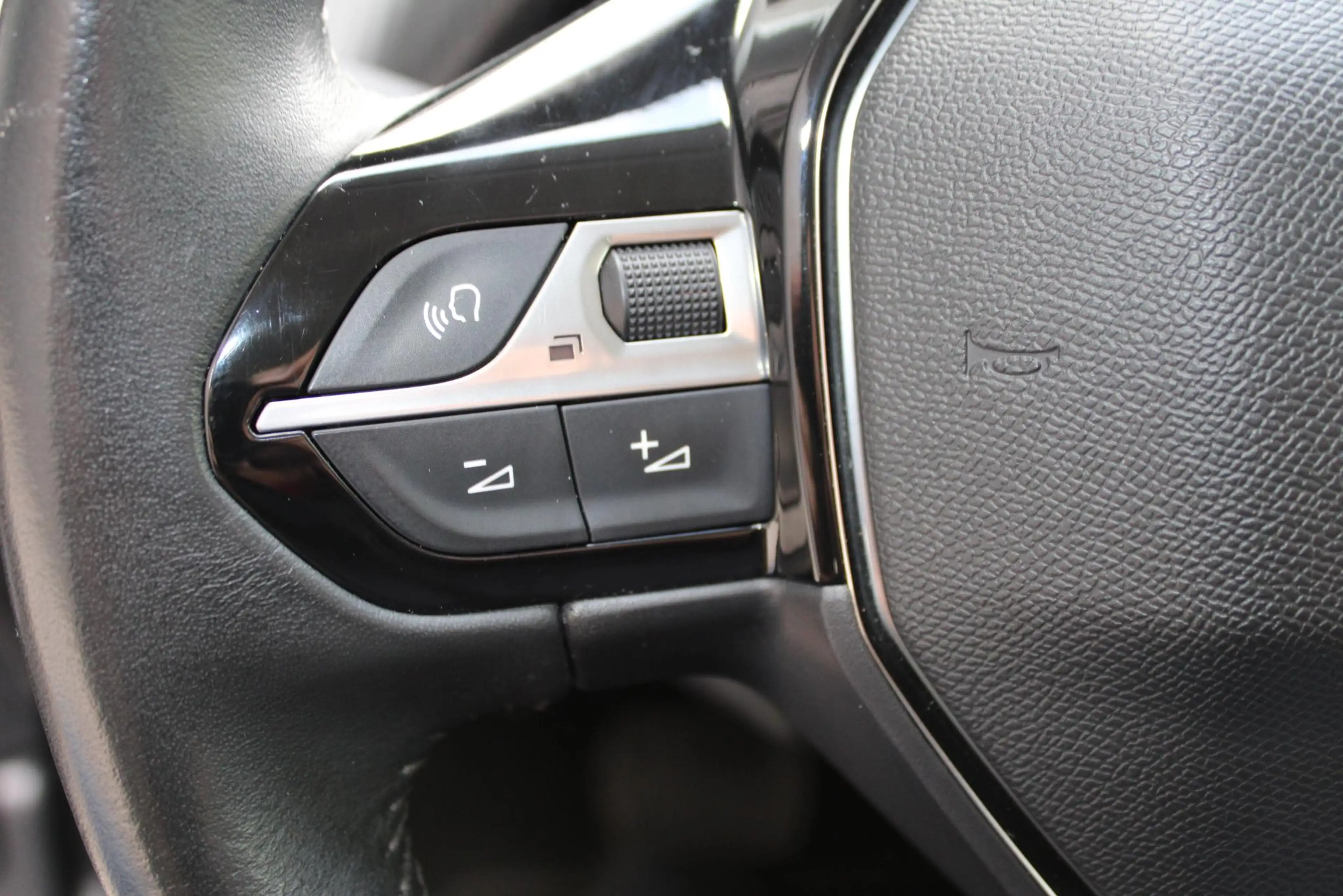 Peugeot e-208 EV Blue Lease Active 50 kWh SOH 93% — photo 14