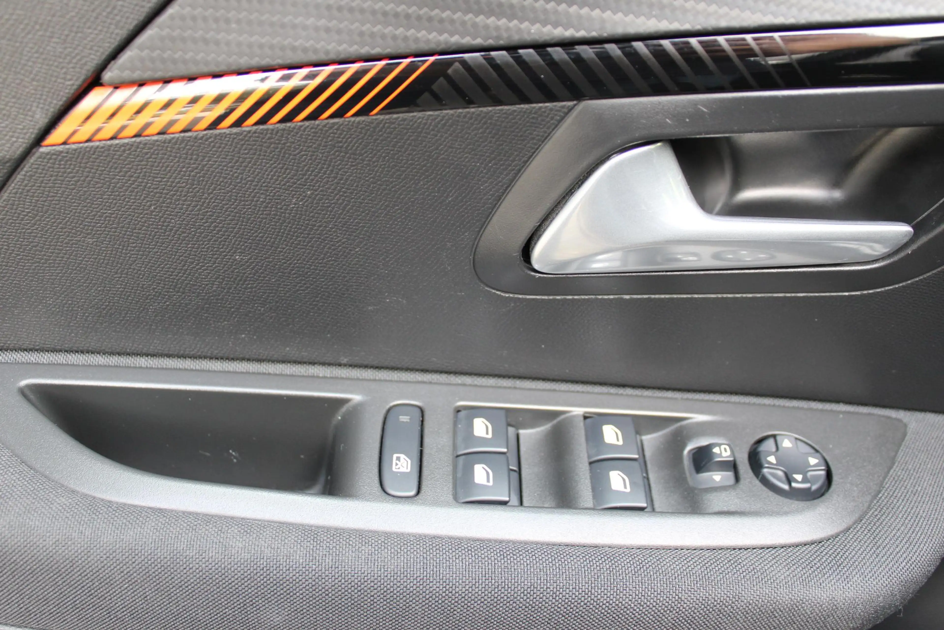 Peugeot e-208 EV Blue Lease Active 50 kWh SOH 93% — photo 12