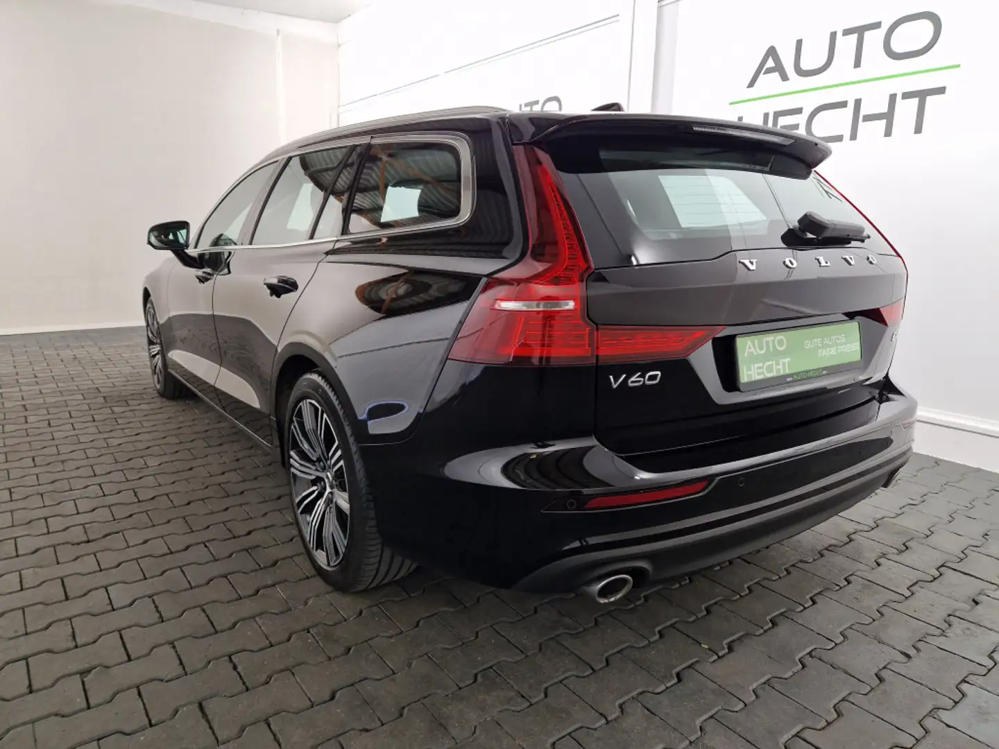 Volvo V60 D4 Geartronic Momentum Pro,IntelliSafeSurround Fekete - 2
