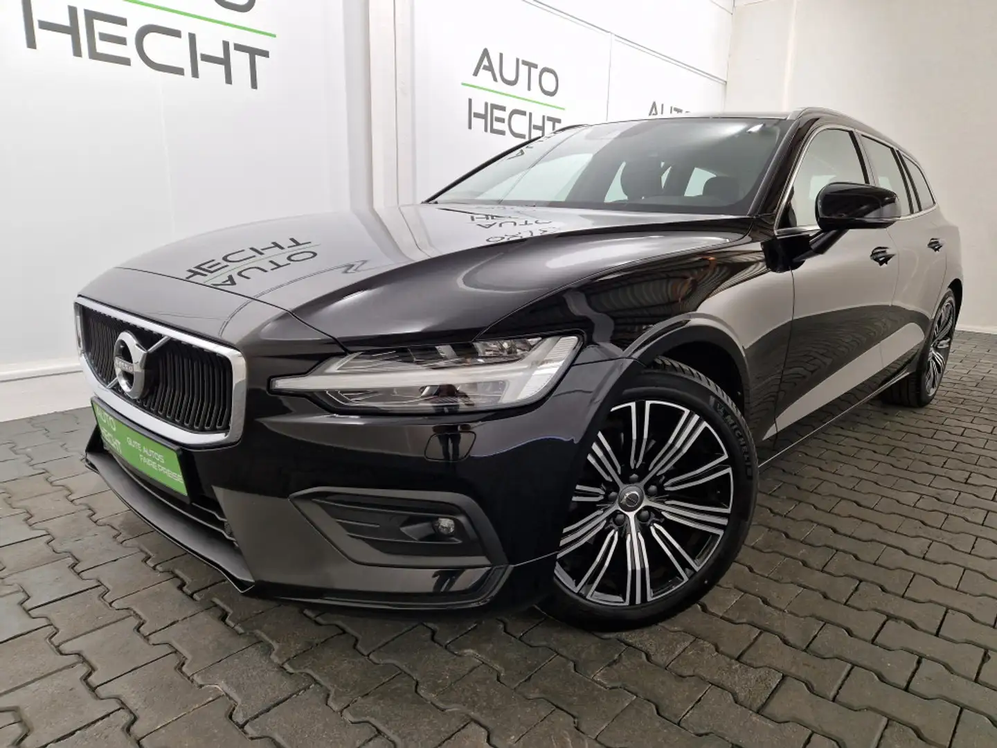 Volvo V60 D4 Geartronic Momentum Pro,IntelliSafeSurround Fekete - 1