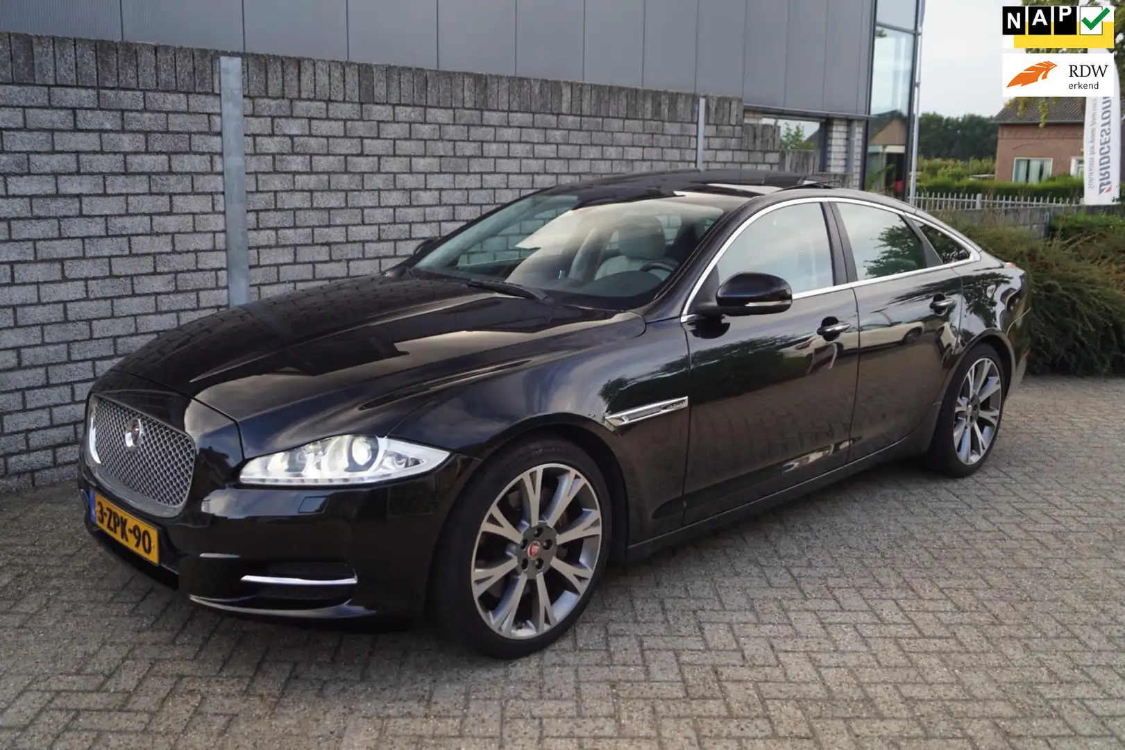 Jaguar XJ 2.0 Premium Luxury Privilege Plus Edition Autom Pa Zwart - 1