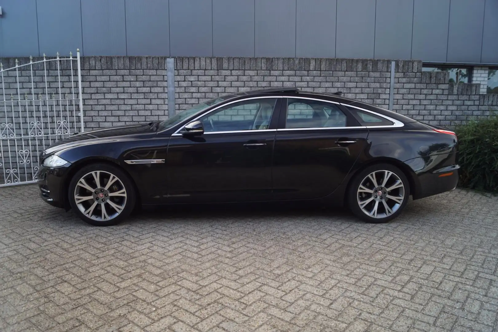 Jaguar XJ 2.0 Premium Luxury Privilege Plus Edition Autom Pa Zwart - 2