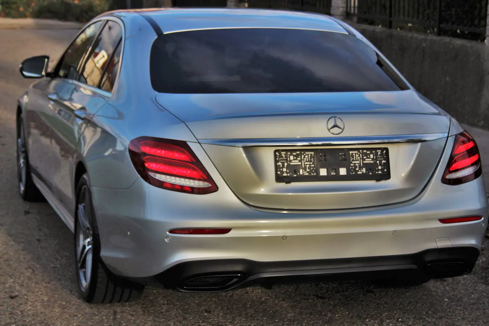 Mercedes-Benz E 220 AMG - Packet-BURMESTER-2. Besitz/194PS-unfallfrei Silber - 1