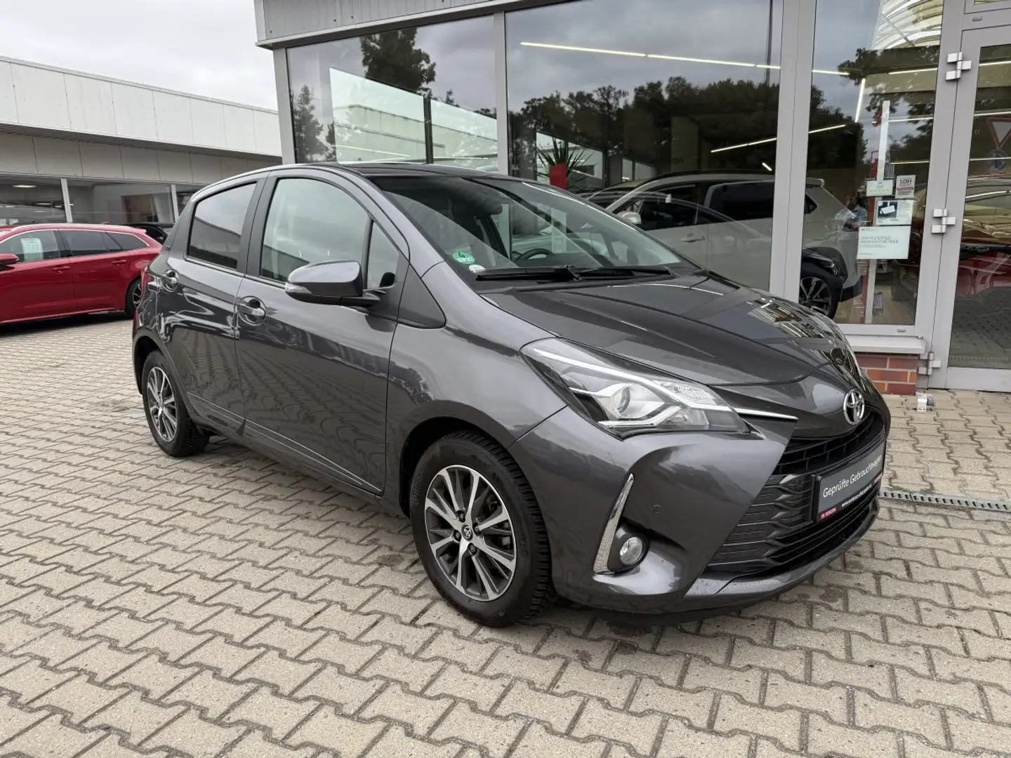 Toyota Yaris 1.5 l Team D *Allwetterreifen* Grau - 2