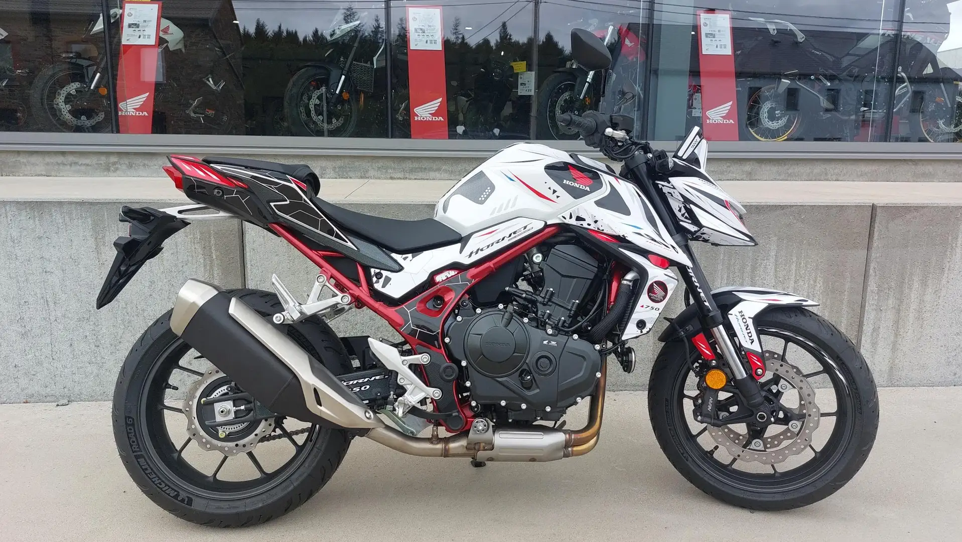 Honda Hornet Prix du modèle exposé 8.500€ Blanc - 1