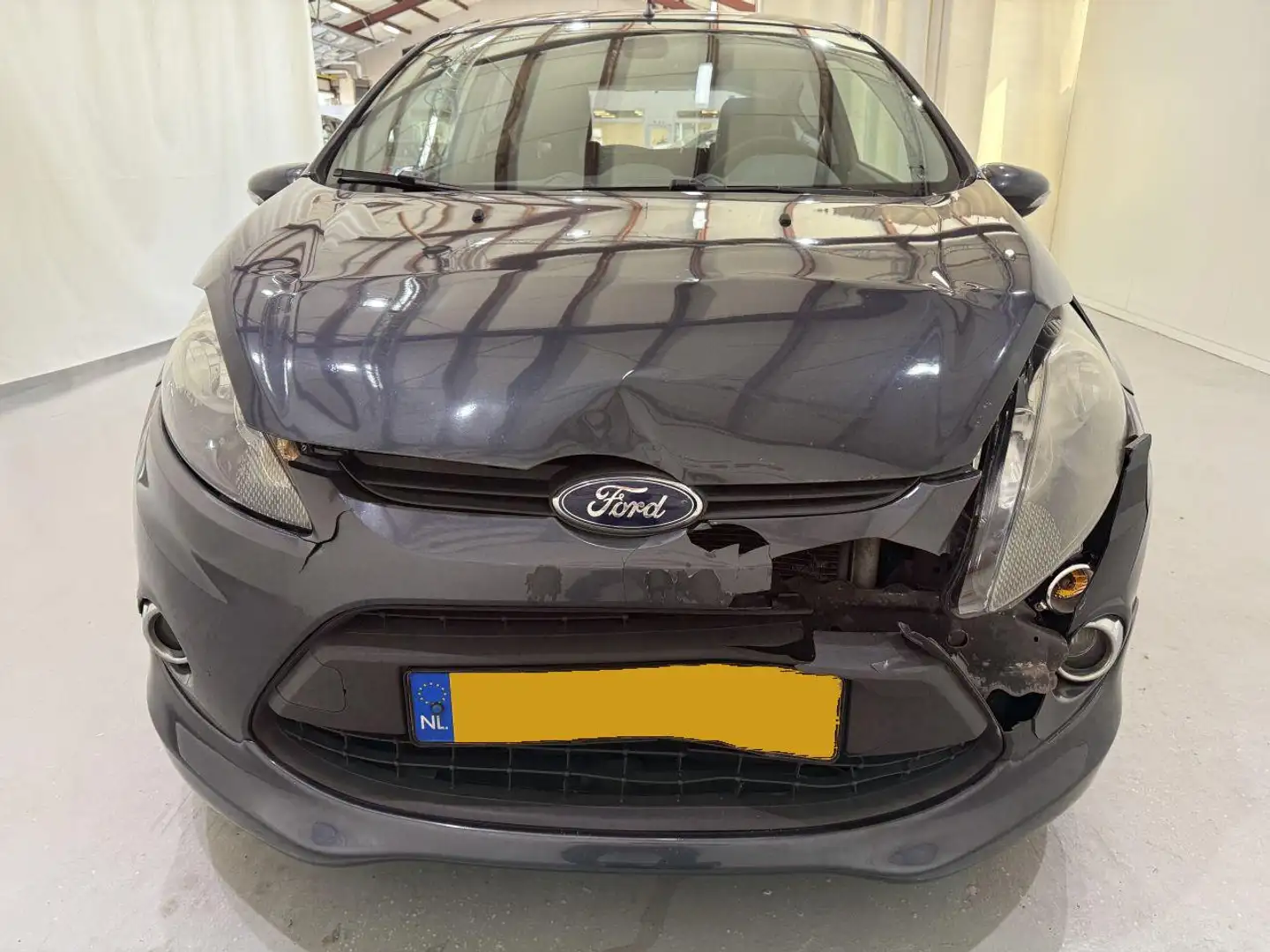 Ford Fiesta 1.6 Titanium 8kW Clima Grijs - 2