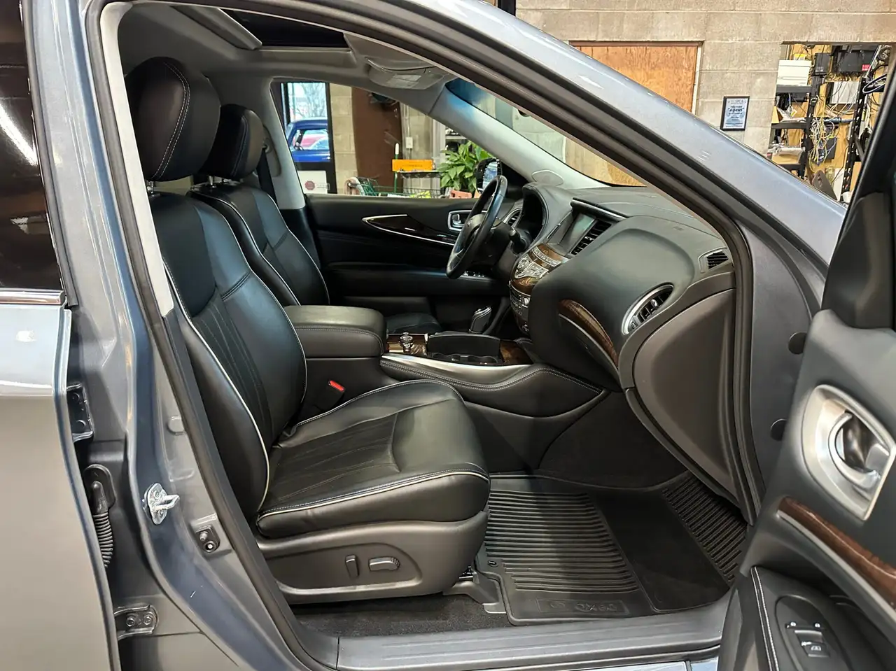 Infiniti QX60 снимка Infiniti QX60