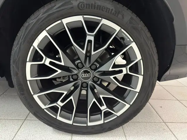 Audi Q3 view 9