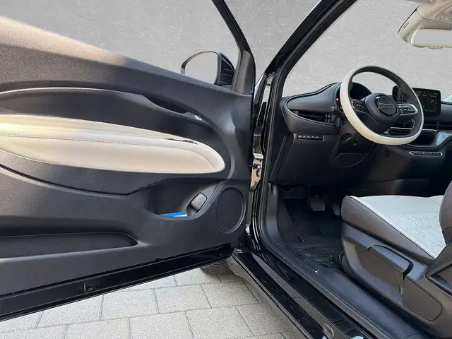 Fiat 500e view 5